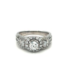 Anello con tre pietre a raggiera con diamante rotondo e cluster floreale in oro bianco 14 carati