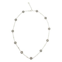 Collar Estación Círculo con Motivo Floral Corazón Diamante Redondo en Oro Blanco de 18 Kilates