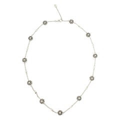 Collier circulaire station à motif de cœurs floraux en or blanc 18 carats et diamants ronds