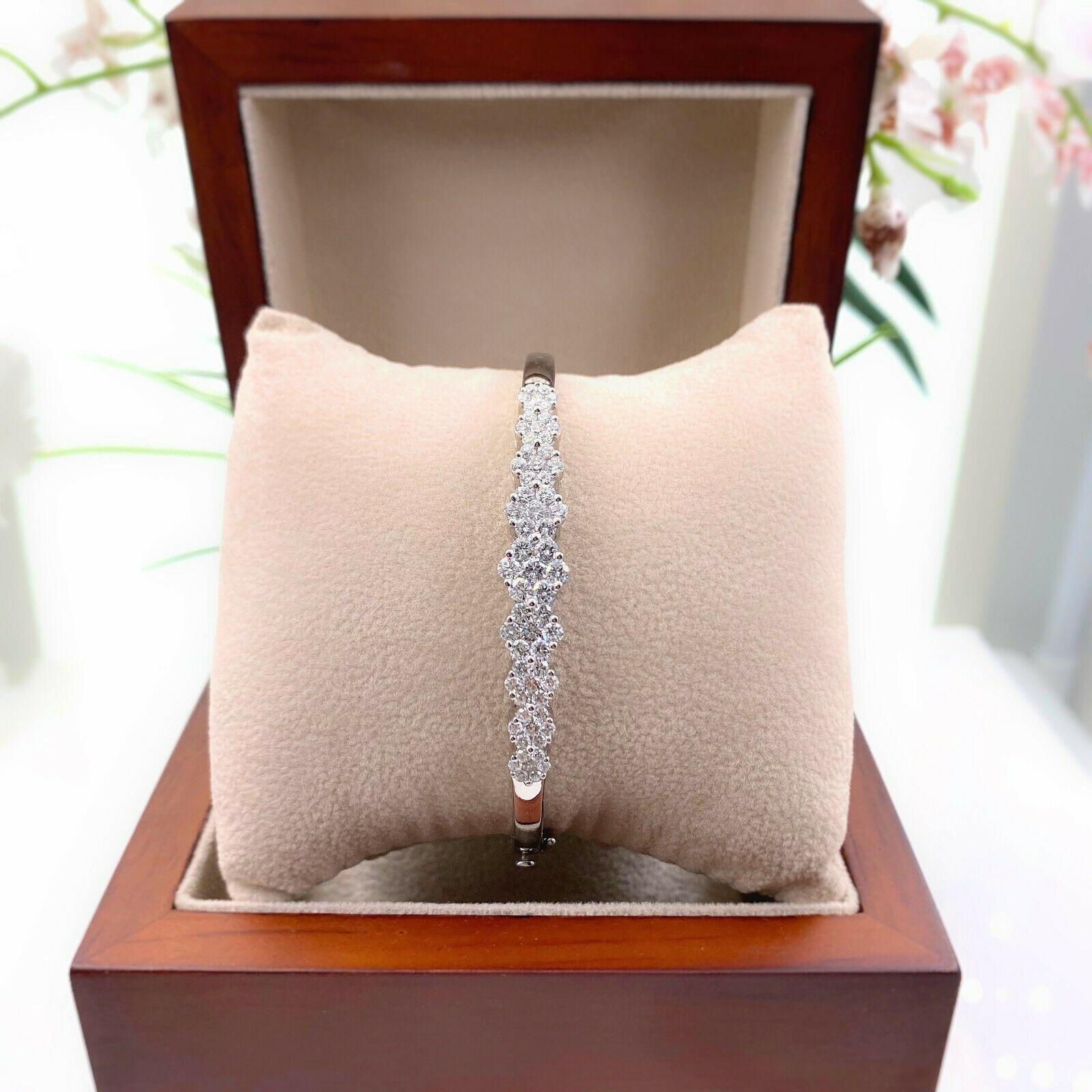 Round Diamond Flower Design Bangle Bracelet 2.00 Carat 14 Karat White Gold For Sale 4