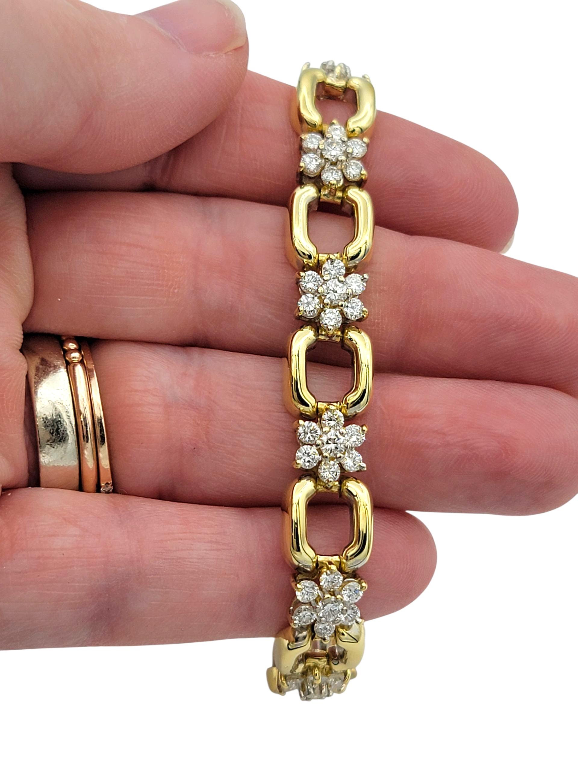 Bracelet à maillons en or jaune 18 carats avec motifs de fleurs en diamants ronds en vente 1