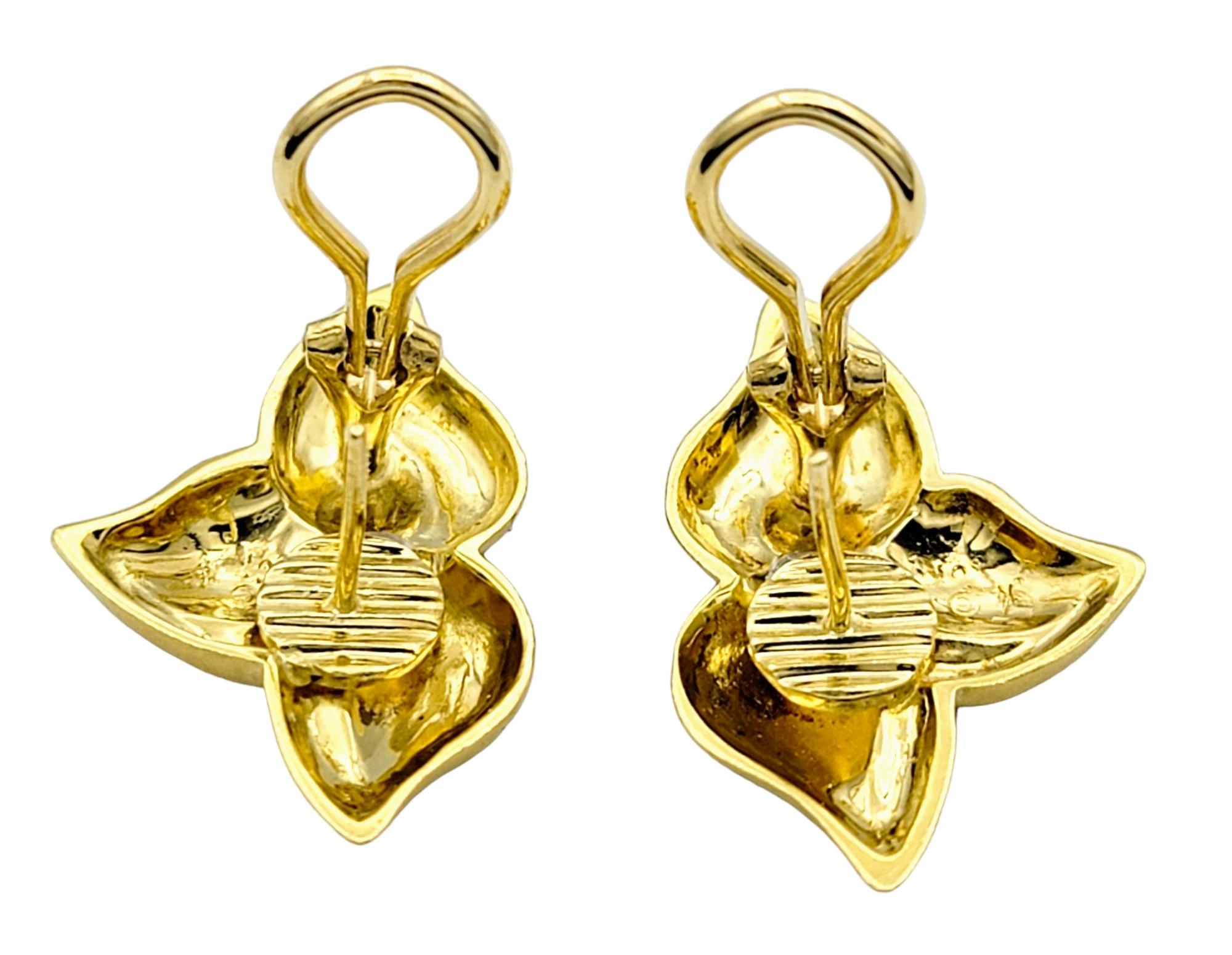 Round Diamond Flower Petal Stud Earrings in Brushed 18 Karat Yellow Gold, F / VS In Good Condition For Sale In Scottsdale, AZ
