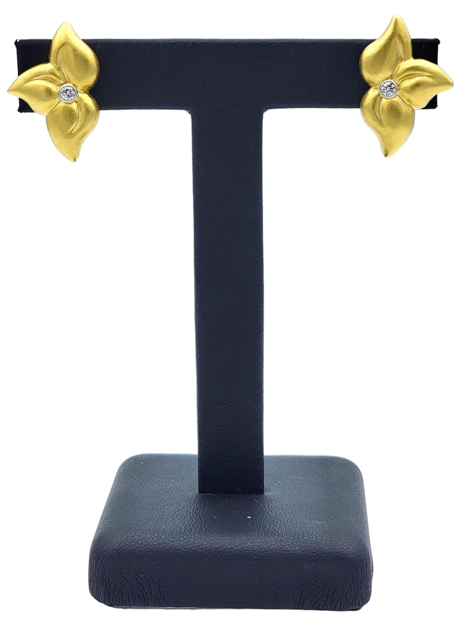 Round Diamond Flower Petal Stud Earrings in Brushed 18 Karat Yellow Gold, F / VS For Sale 1