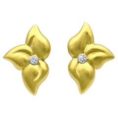 Pendientes Pétalos de Flor de Diamante Redondo en Oro Amarillo de 18 Kilates Cepillado, F / VS