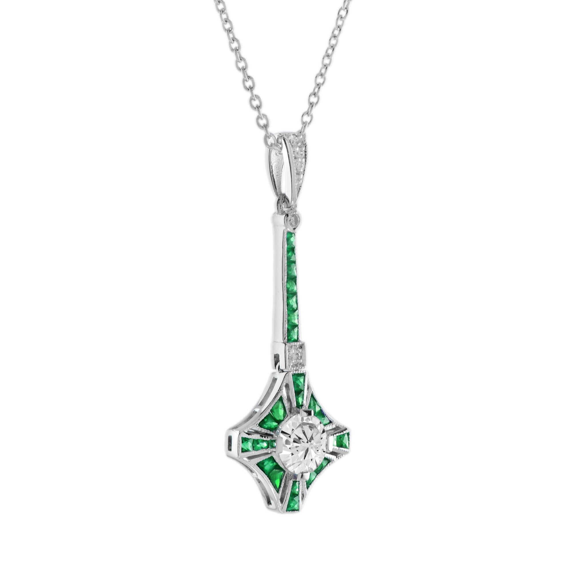 Eine klassische Schönheit aus vergangenen Zeiten. Dieser vom Art déco inspirierte Anhänger zeigt einen 0,5-karätigen Diamanten, umgeben von einem Smaragd im französischen Schliff und Diamanten auf dem oberen Teil. Der Anhänger ist in Gold gefasst