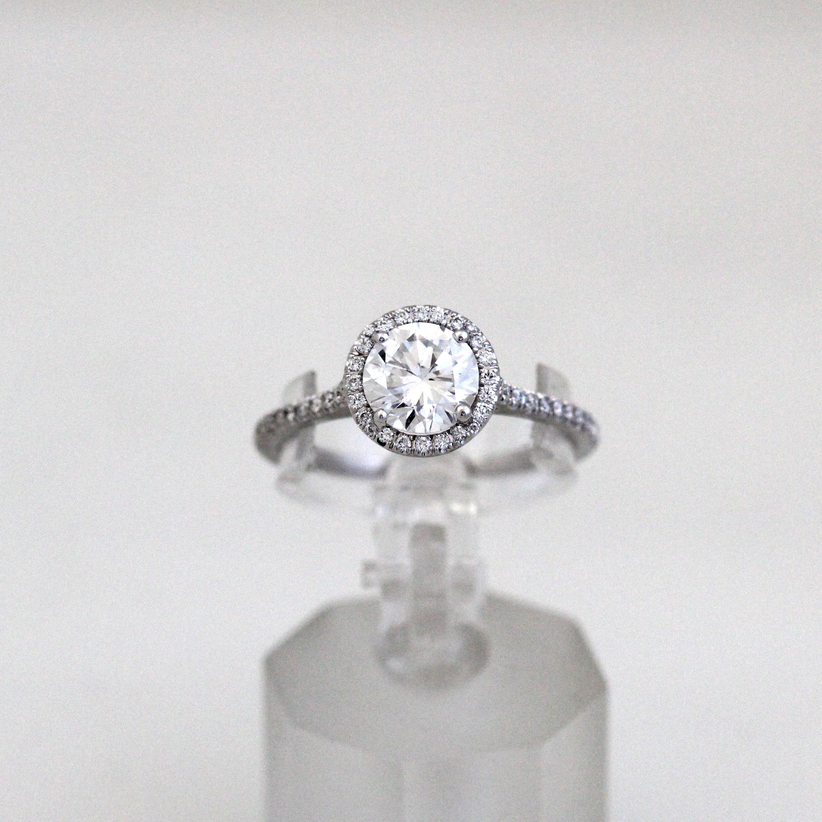 Runder Diamant-Halo-Verlobungsring, 1,14 E SI1 GIA Diamant in der Mitte (Rundschliff) im Angebot