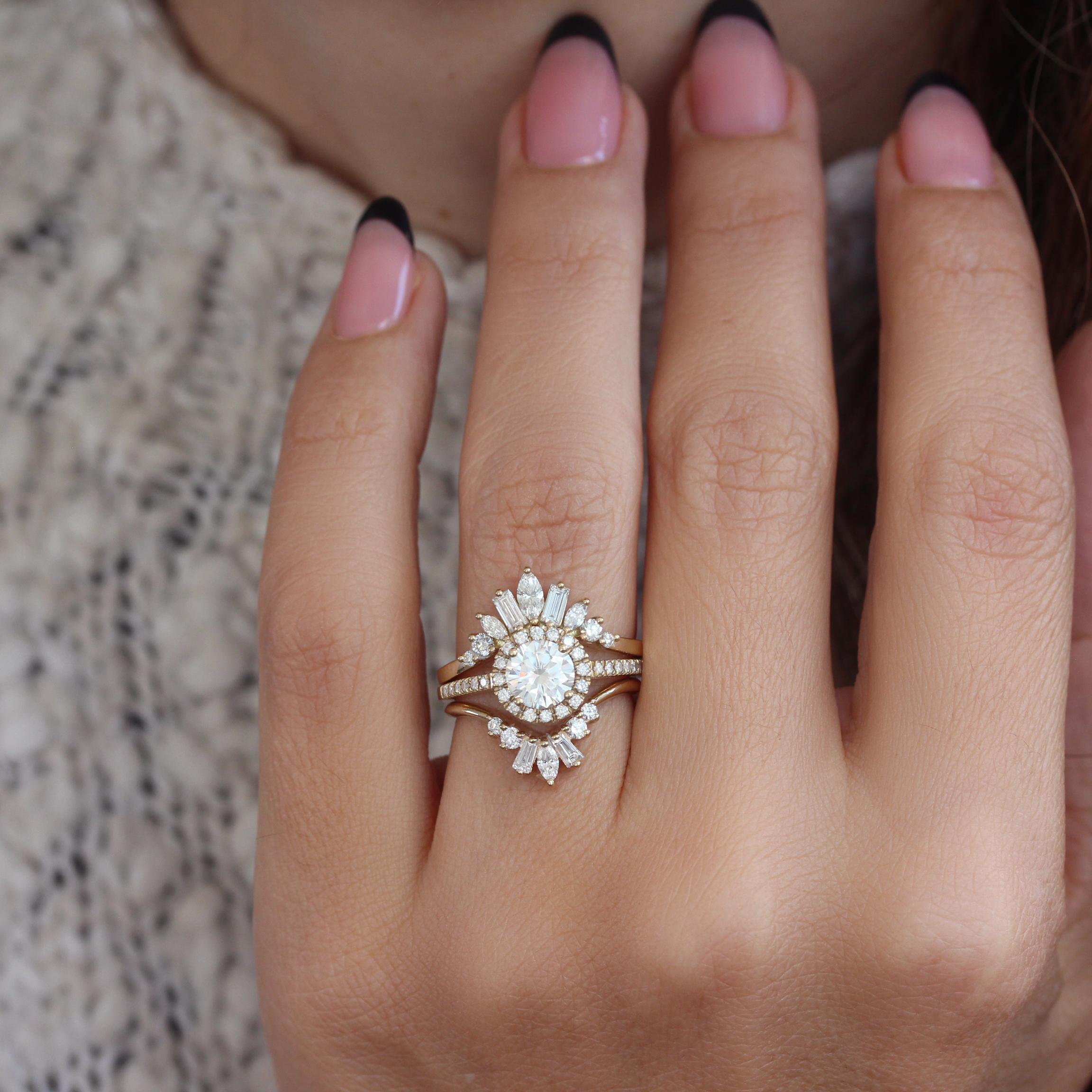 Classico e bellissimo anello solitario con diamante rotondo 