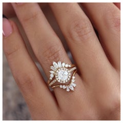 Anillo de compromiso halo de diamantes redondos con dos bandas laterales - Lady, Ally V & Billy
