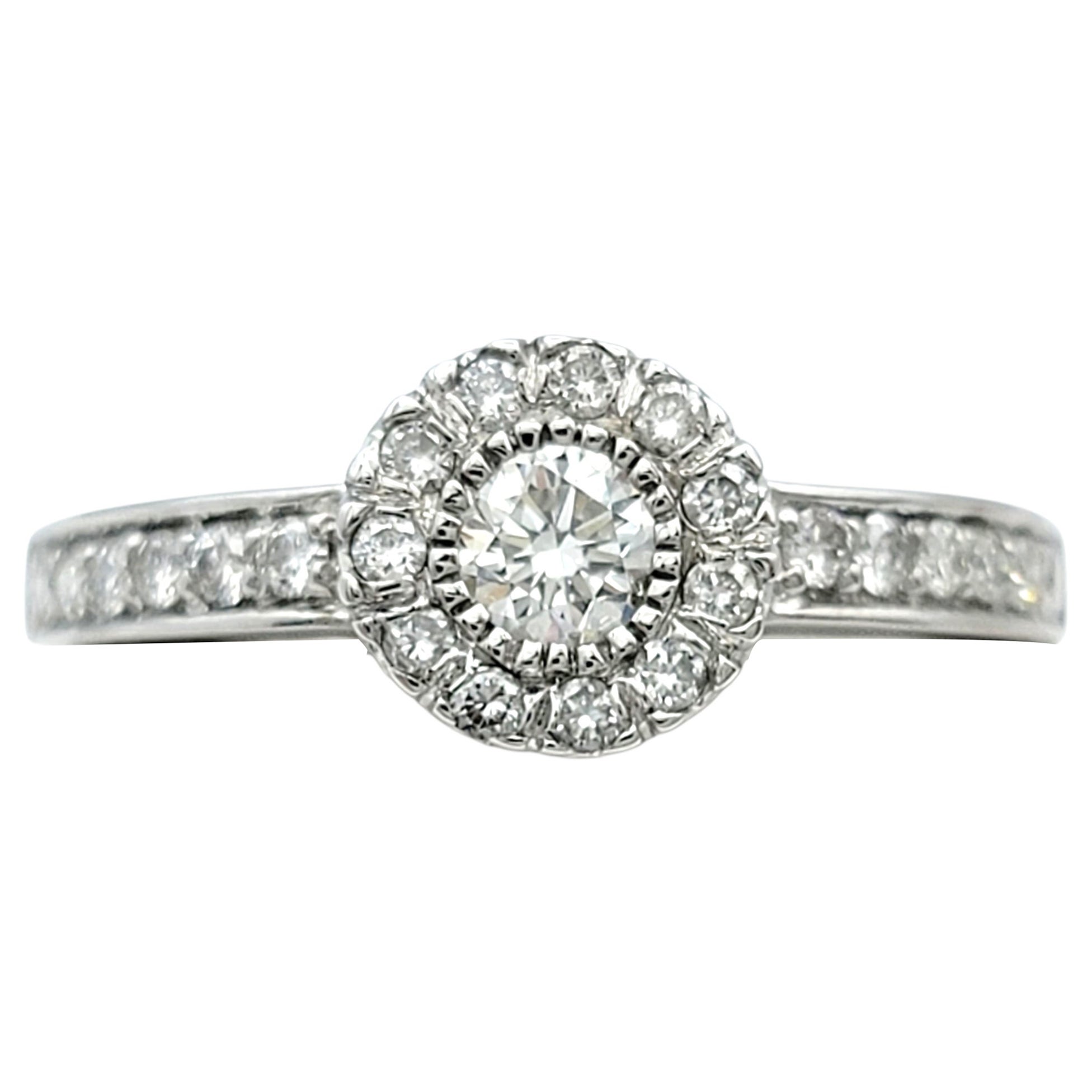 Anillo de compromiso con diamante redondo y halo, en oro blanco de 18 quilates en venta