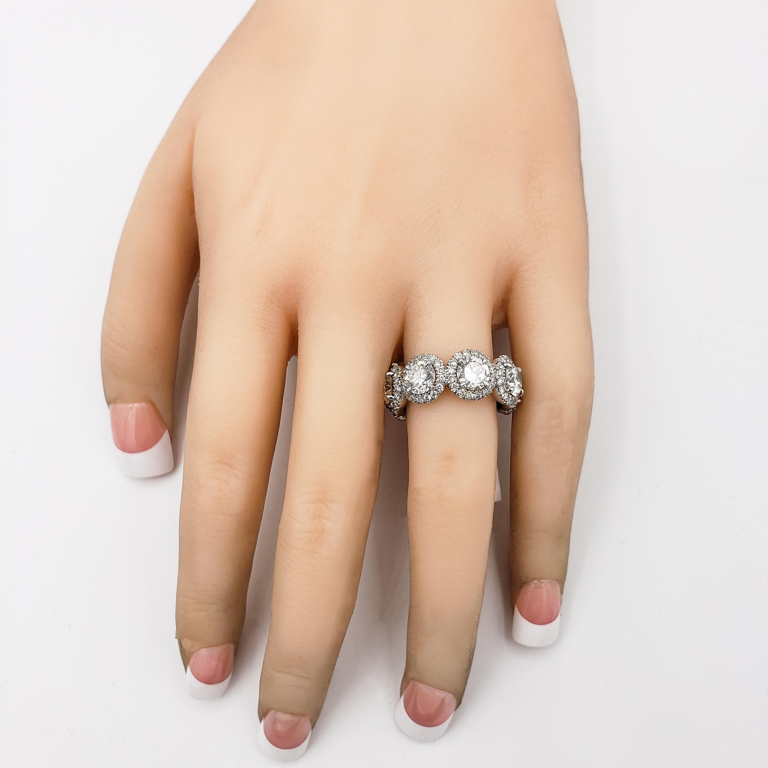 Roman Malakov Eternity-Ehering mit 4,62 Karat Diamant-Halo im Rundschliff im Angebot 1