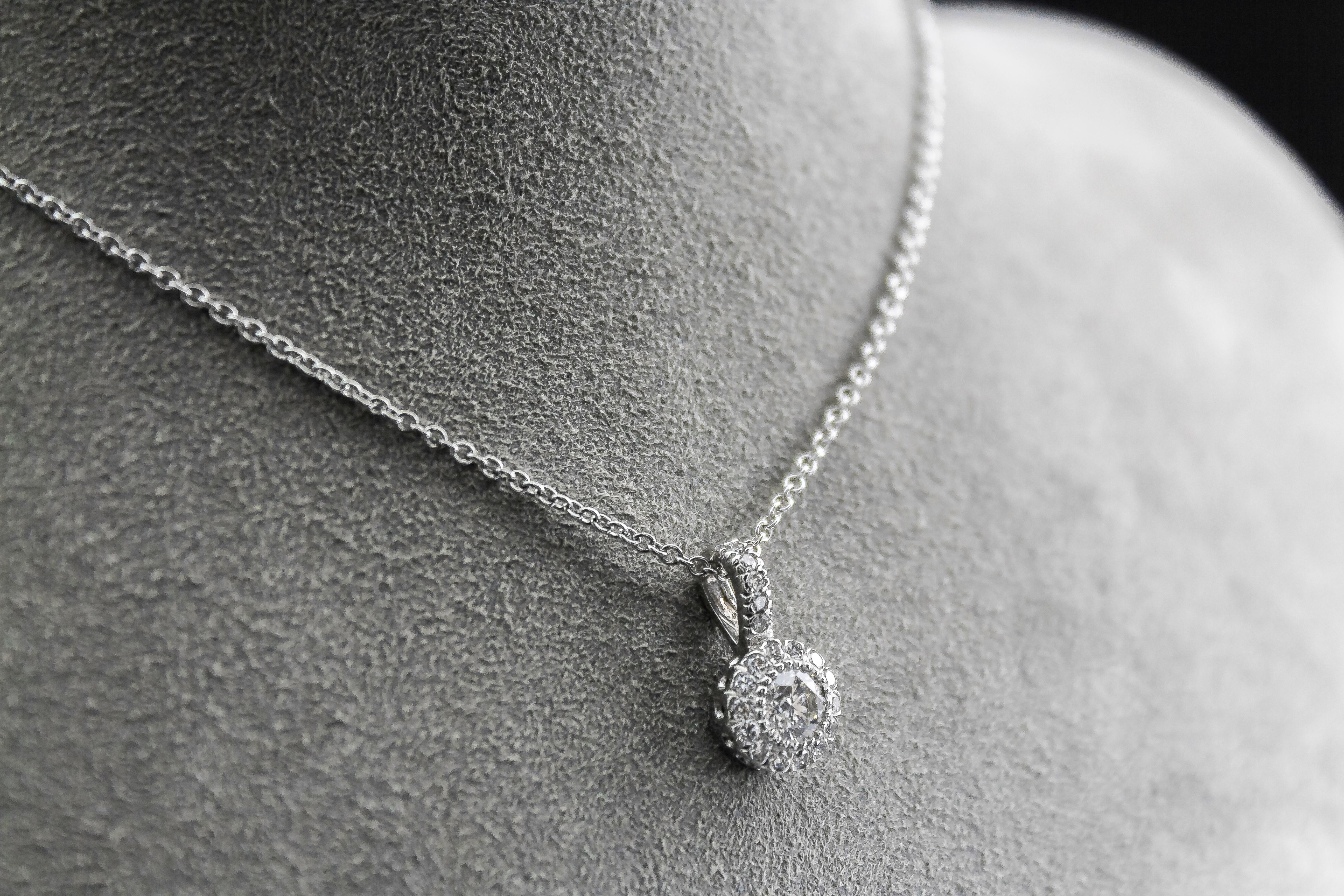 Taille ronde Collier pendentif halo en or blanc avec diamants ronds et brillants de 0,86 carat au total en vente