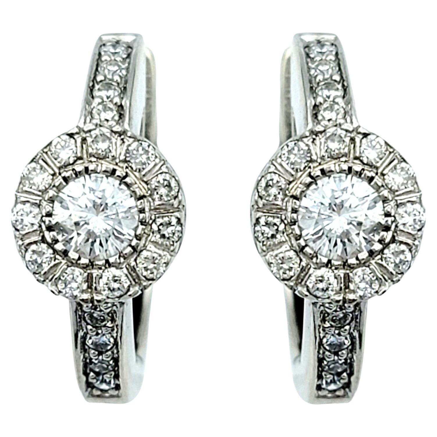 Runde Diamant-Halo-Ohrringe im Halo-Stil Huggie-Ohrringe aus 18 Karat Weißgold im Angebot
