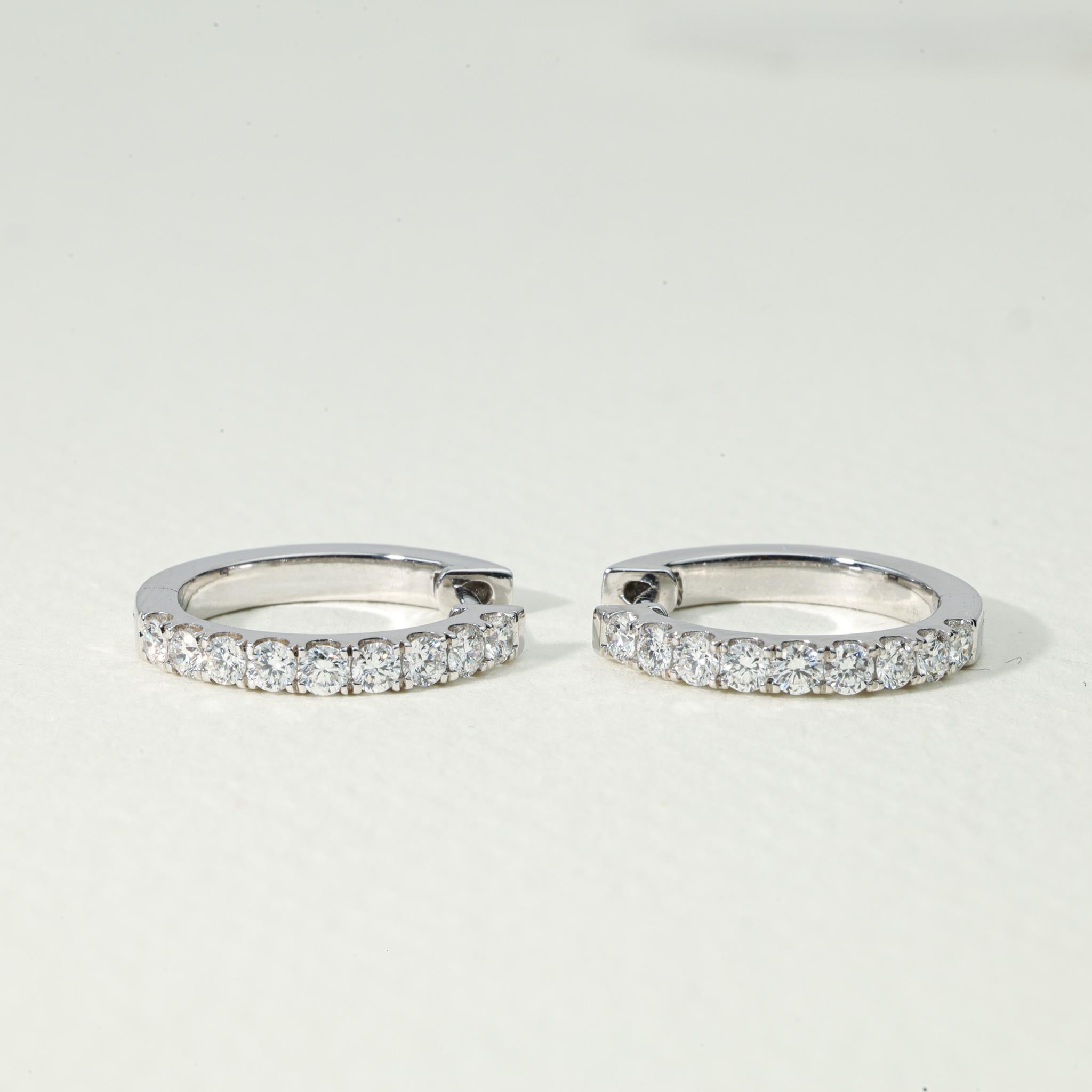 Round Diamond Hoop Earrings with E VS Natural Diamonds  In New Condition For Sale In Jaipur, RJ