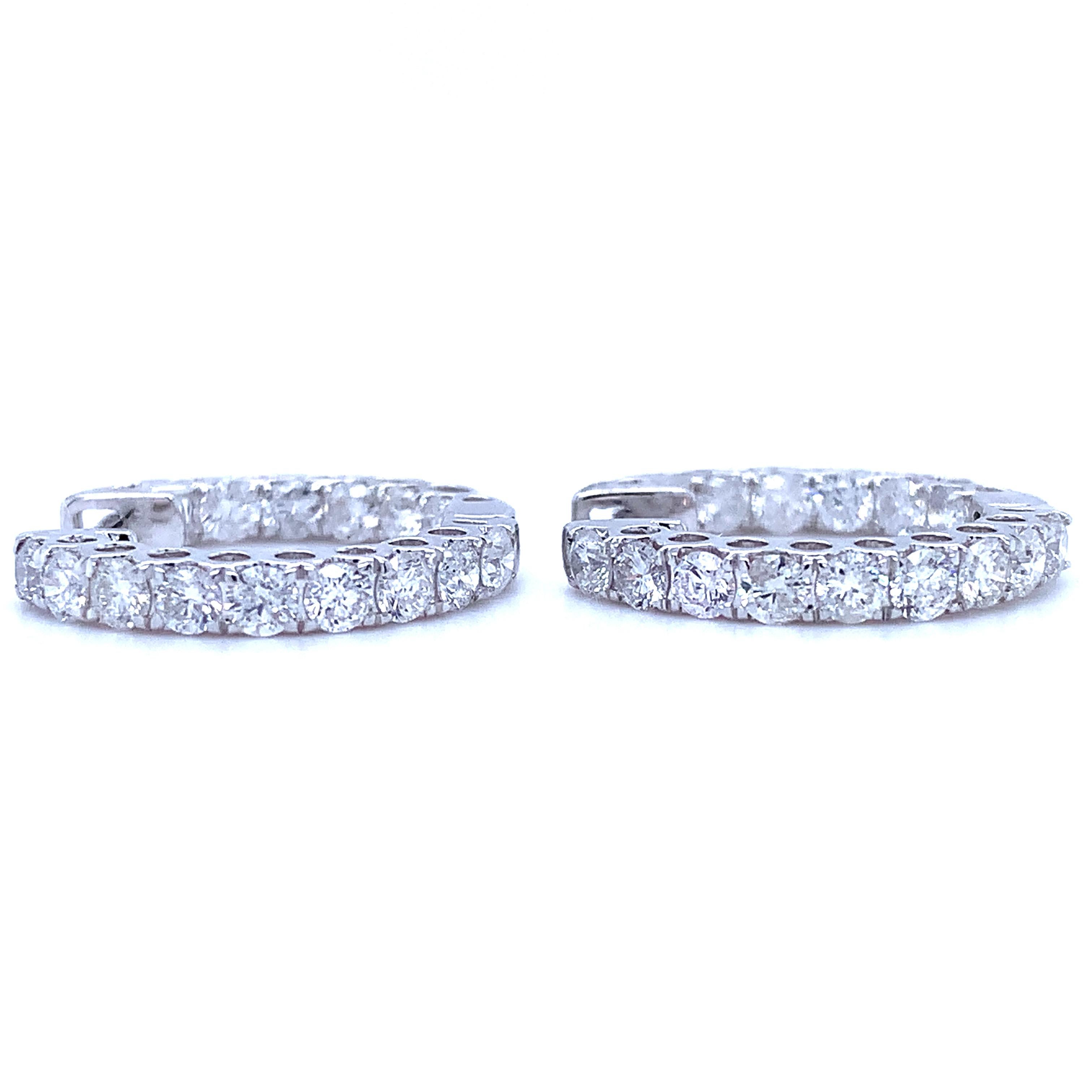 Eleva la tua collezione di gioielli con questi splendidi orecchini a goccia art deco. Realizzati in oro bianco 18 carati, presentano una pietra di diamante brillante che cattura la luce in modo splendido, circondata da una montatura in oro bianco 18