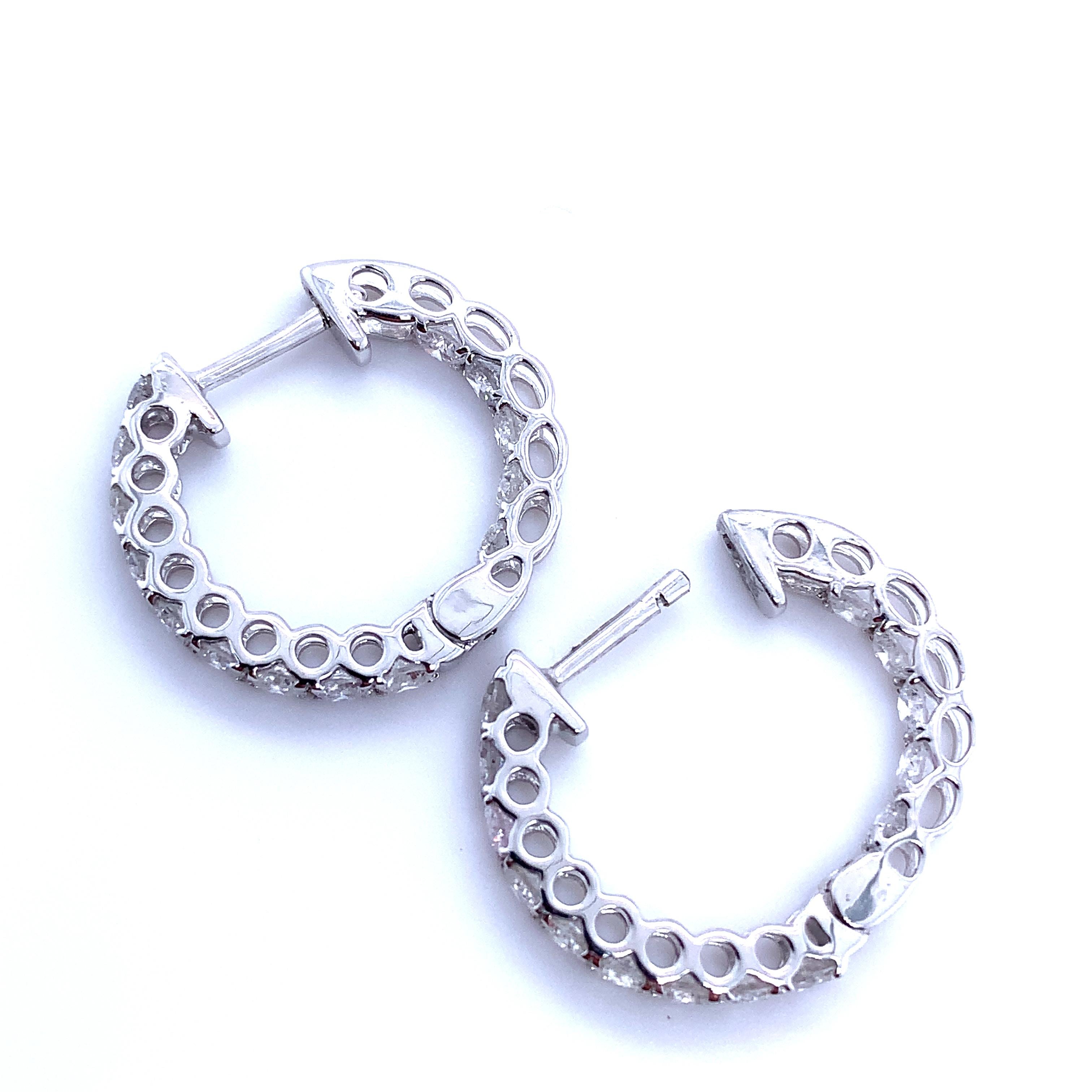 Orecchini a cerchio con diamante rotondo in oro bianco 18 carati in vendita 1