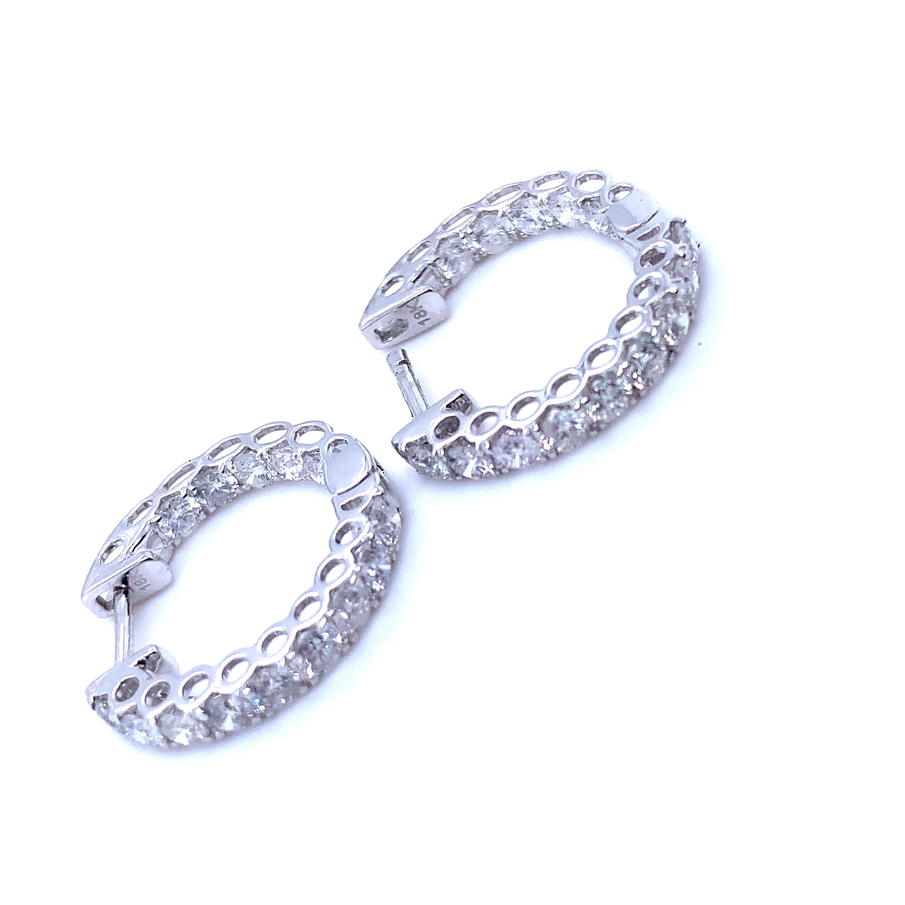 Orecchini a cerchio con diamante rotondo in oro bianco 18 carati in vendita 2