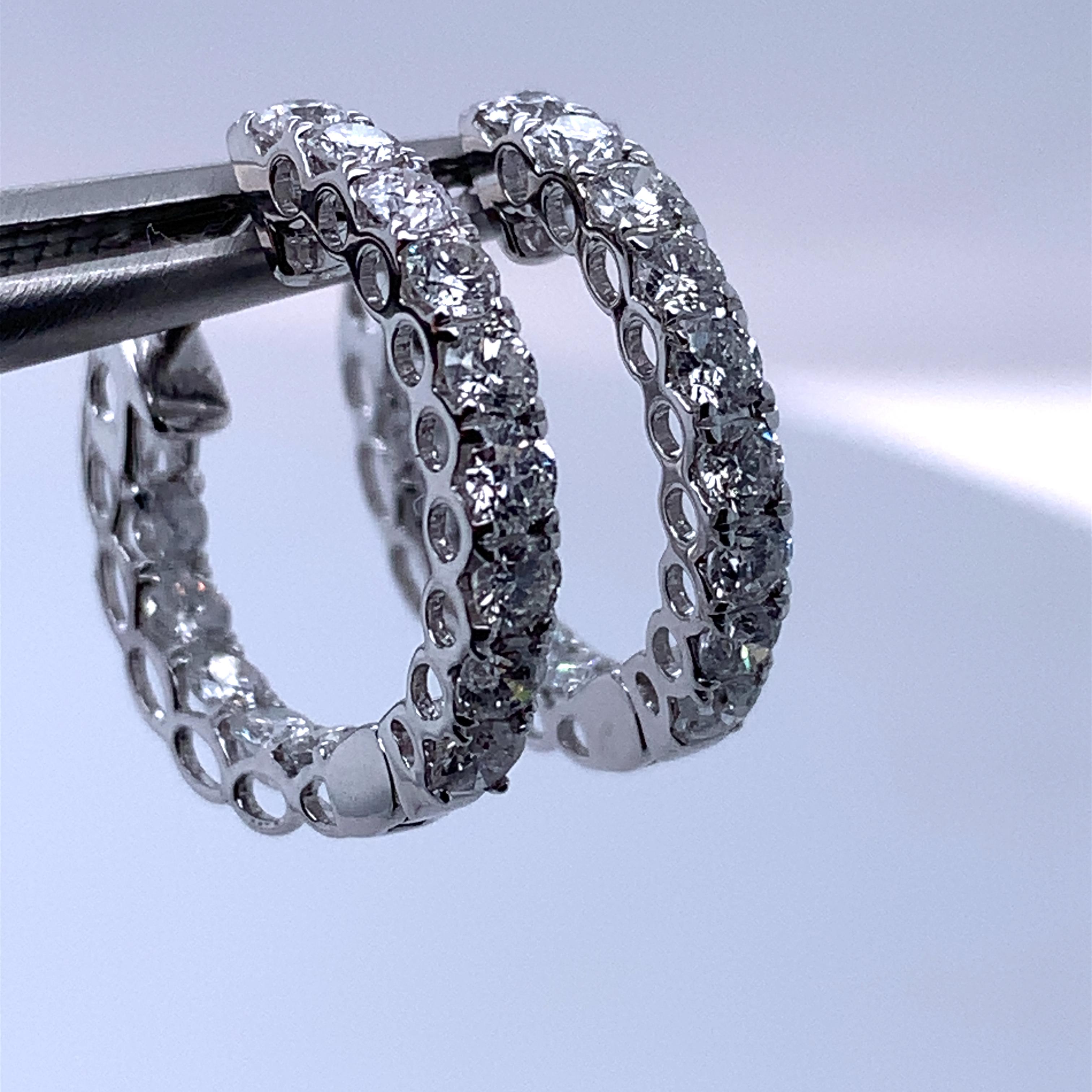 Orecchini a cerchio con diamante rotondo in oro bianco 18 carati in vendita 3