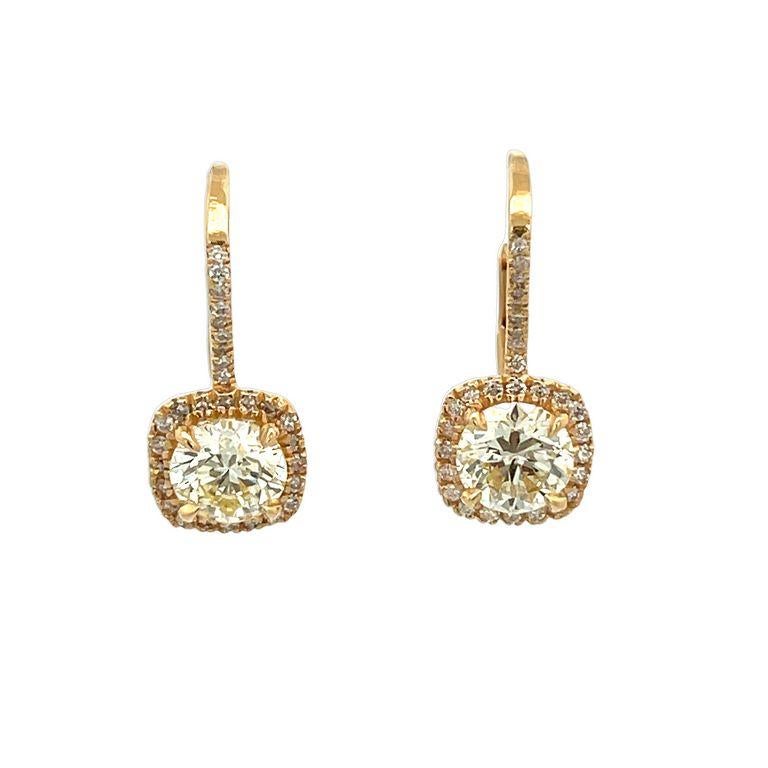 Wir stellen Ihnen ein Paar exquisite Diamantohrringe vor, die Ihren Stil unterstreichen und Eleganz und Raffinesse demonstrieren sollen. Diese Ohrringe sind mit hochwertigen weißen, runden Diamanten besetzt, die mit Sicherheit alle Blicke auf sich