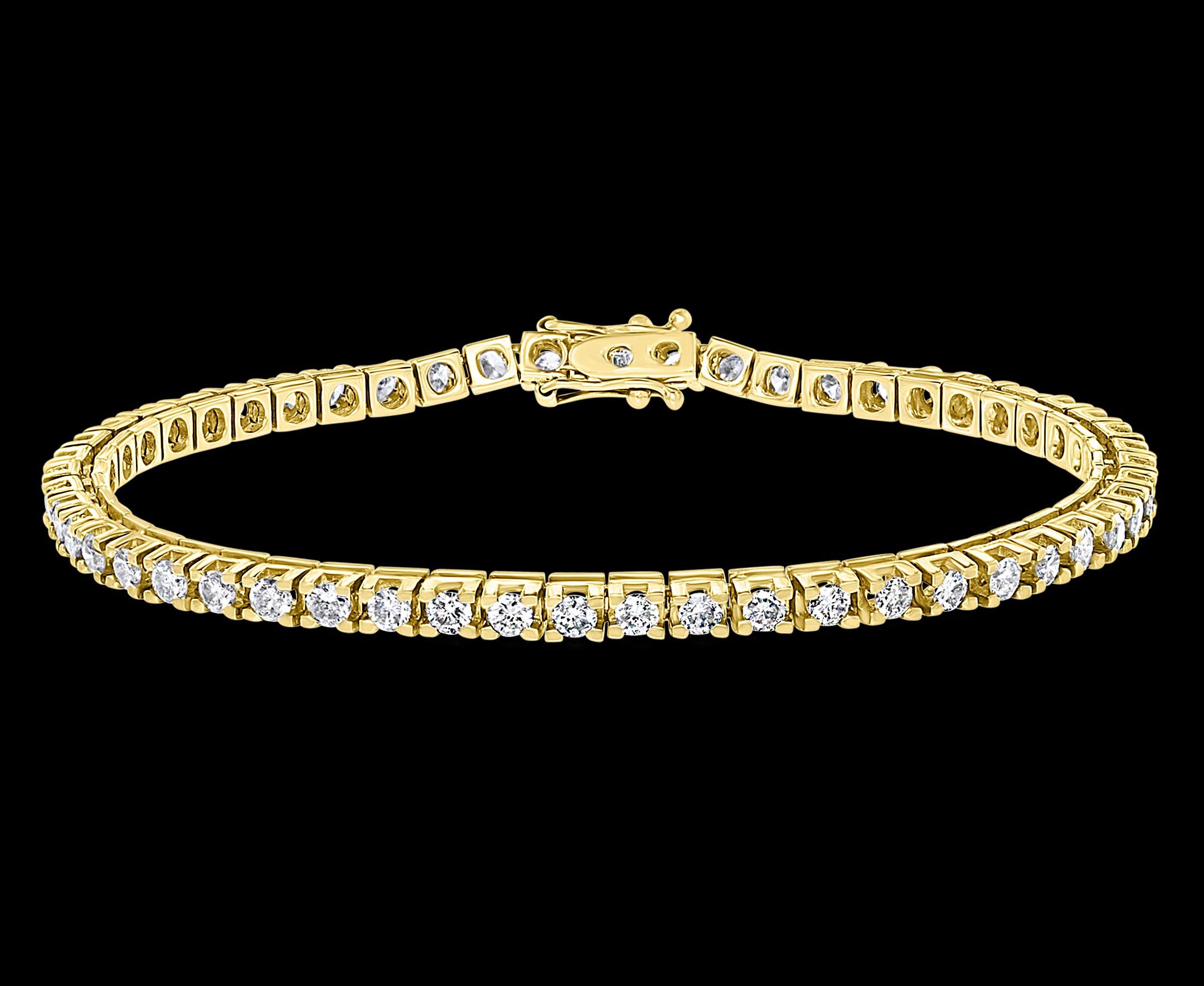 Voici le bracelet de tennis le plus audacieux qui soit. La rangée unique de diamants ronds de taille Brilliante, sertis à l'emporte-pièce, se compose d'une série de diamants ronds de taille Brilliante.
Total Diamant  pèse environ  3,85 carats au