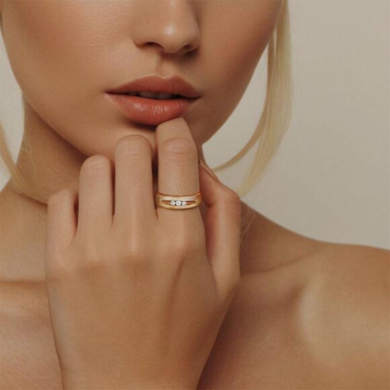 Im Angebot: Runder Diamant 14K Gold Herrenring mit drei Steinen () 2