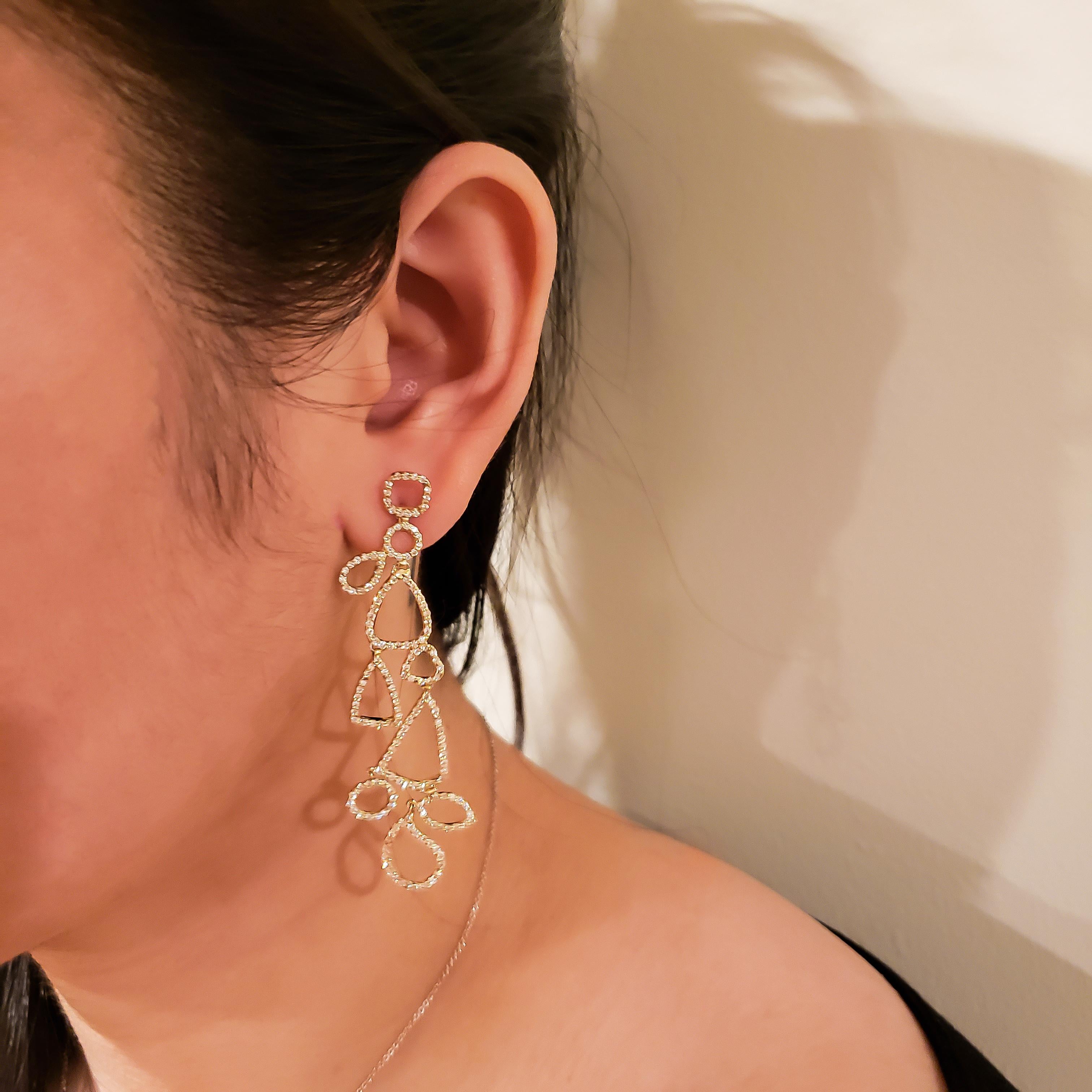 Orecchini pendenti con diamante rotondo e design geometrico moderno in oro giallo In condizioni Nuovo in vendita a New York, NY