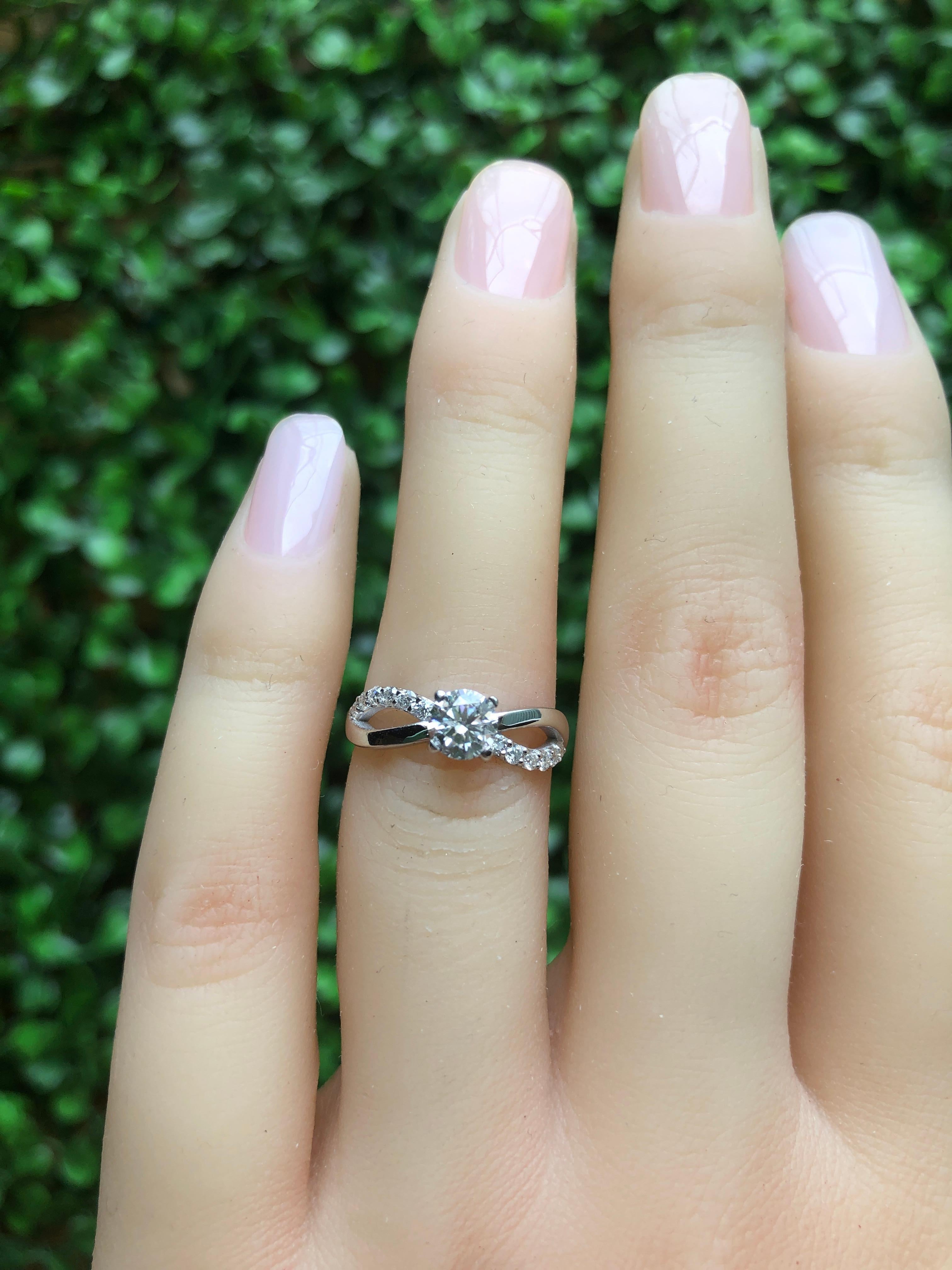 in vendita:  Anello con diamante rotondo e moissanite a spirale in oro 14k 2