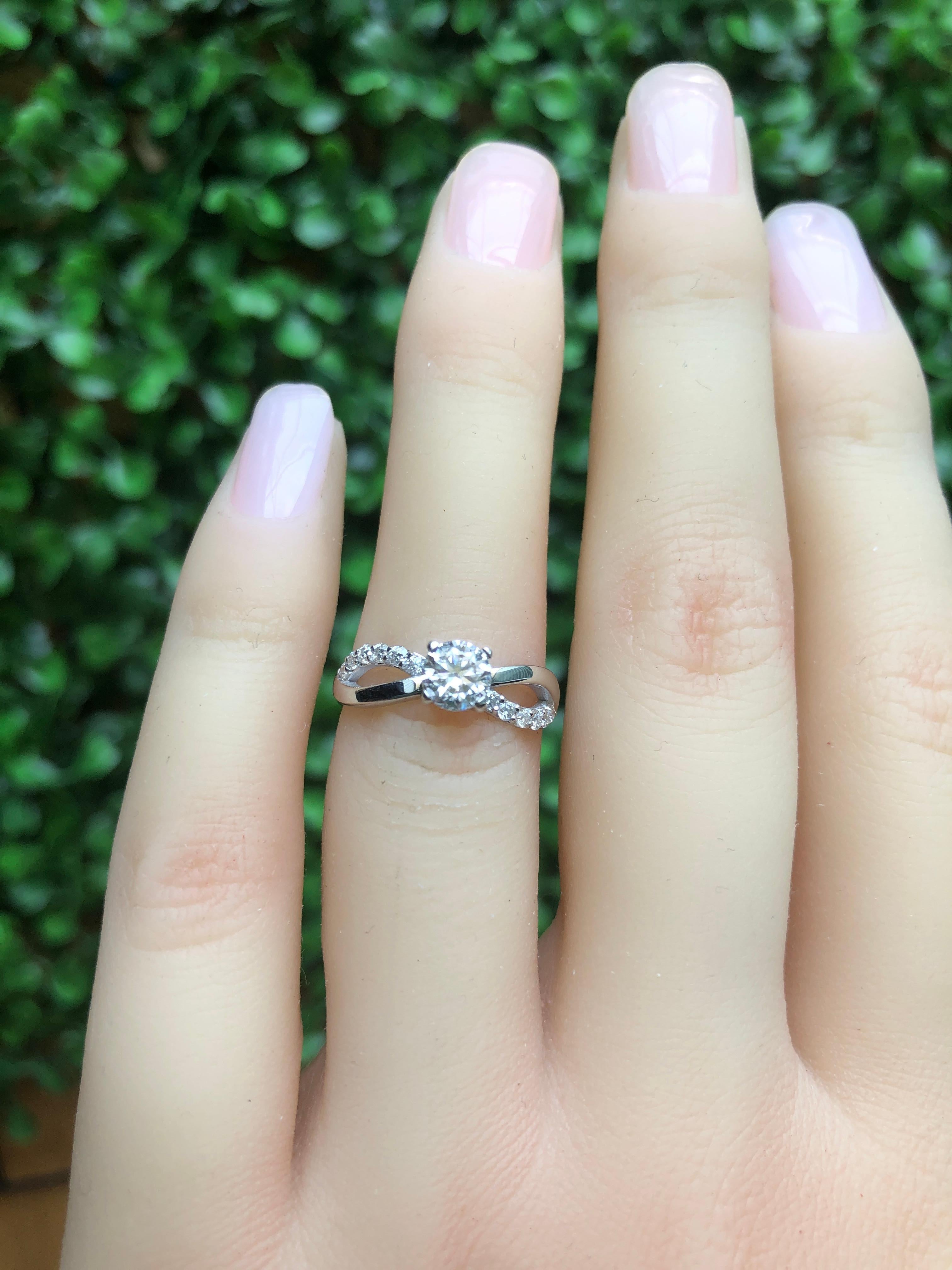 in vendita:  Anello con diamante rotondo e moissanite a spirale in oro 14k 6