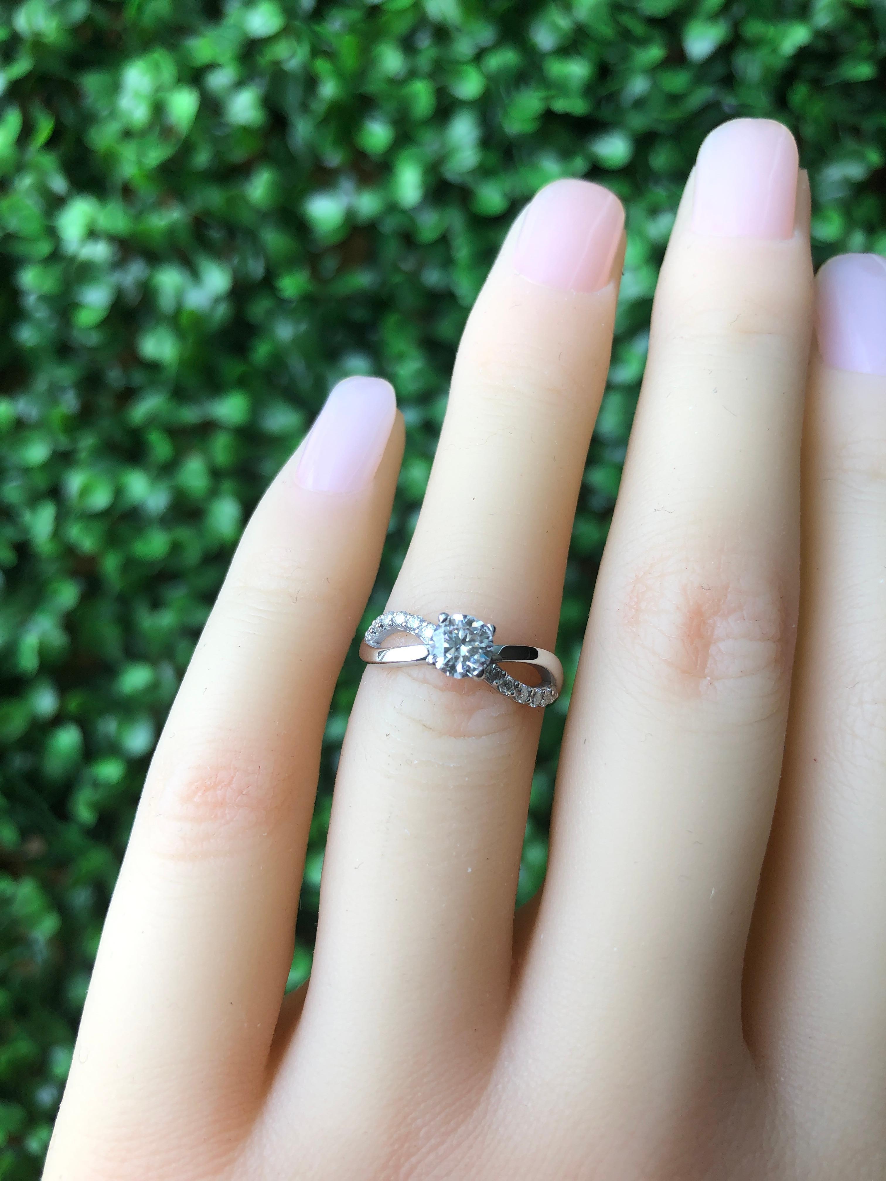 in vendita:  Anello con diamante rotondo e moissanite a spirale in oro 14k 7