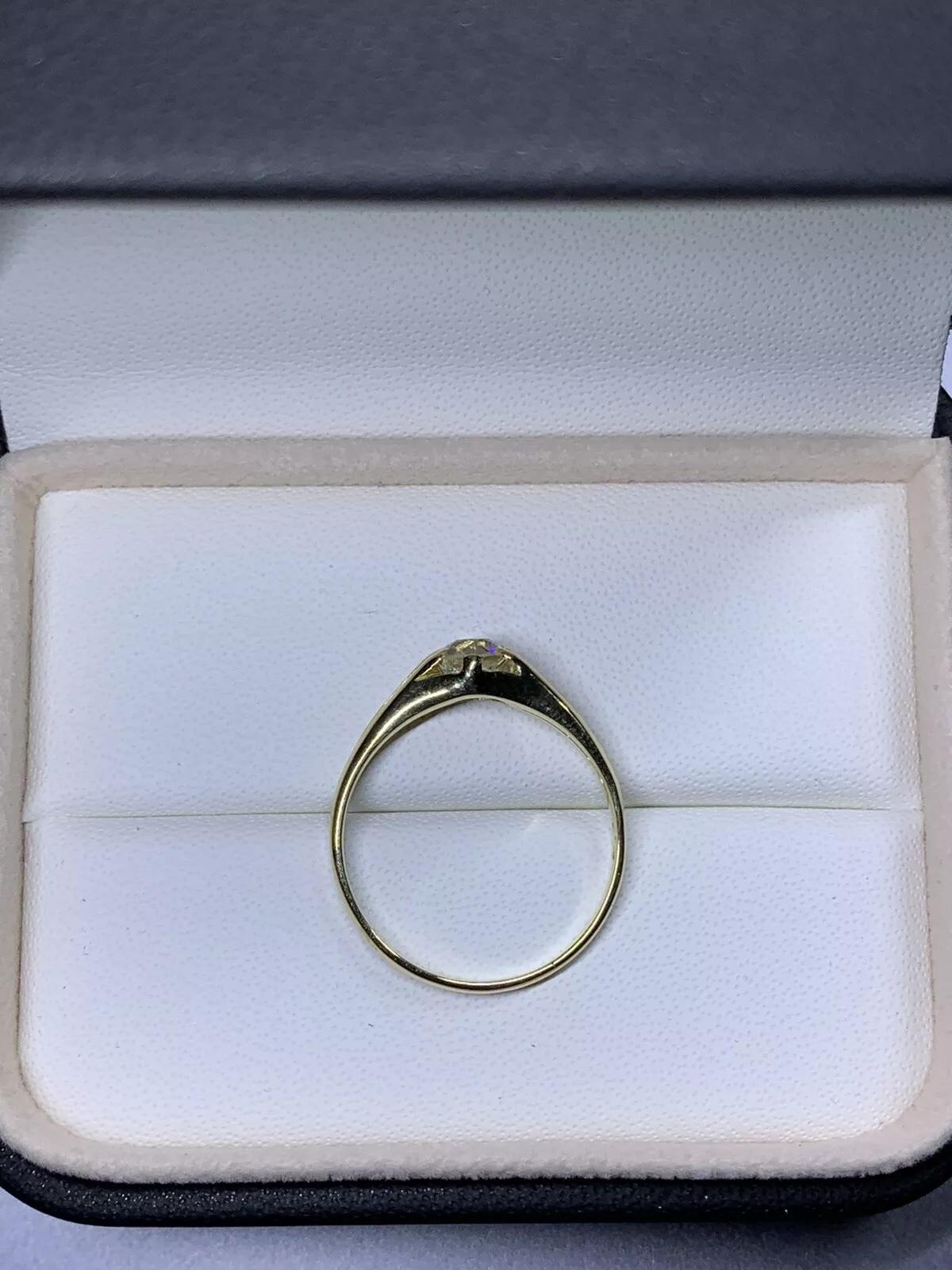 Round diamond old cut solitaire antiques style engagement ring in 18ct yellow gold.
Diamond total weight 0.60ct I colour, SI2 clarity old cut diamond
Antique style engagement ring plain gold band.
Hallmarked
The ring can be resized
Head width