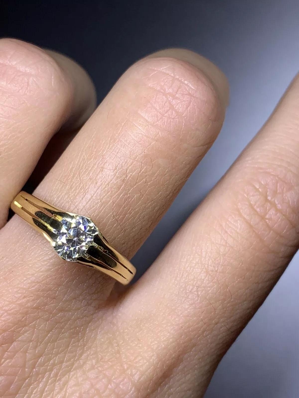 Round diamond old cut solitaire antiques style engagement ring in 18ct yellow go In New Condition For Sale In London, GB