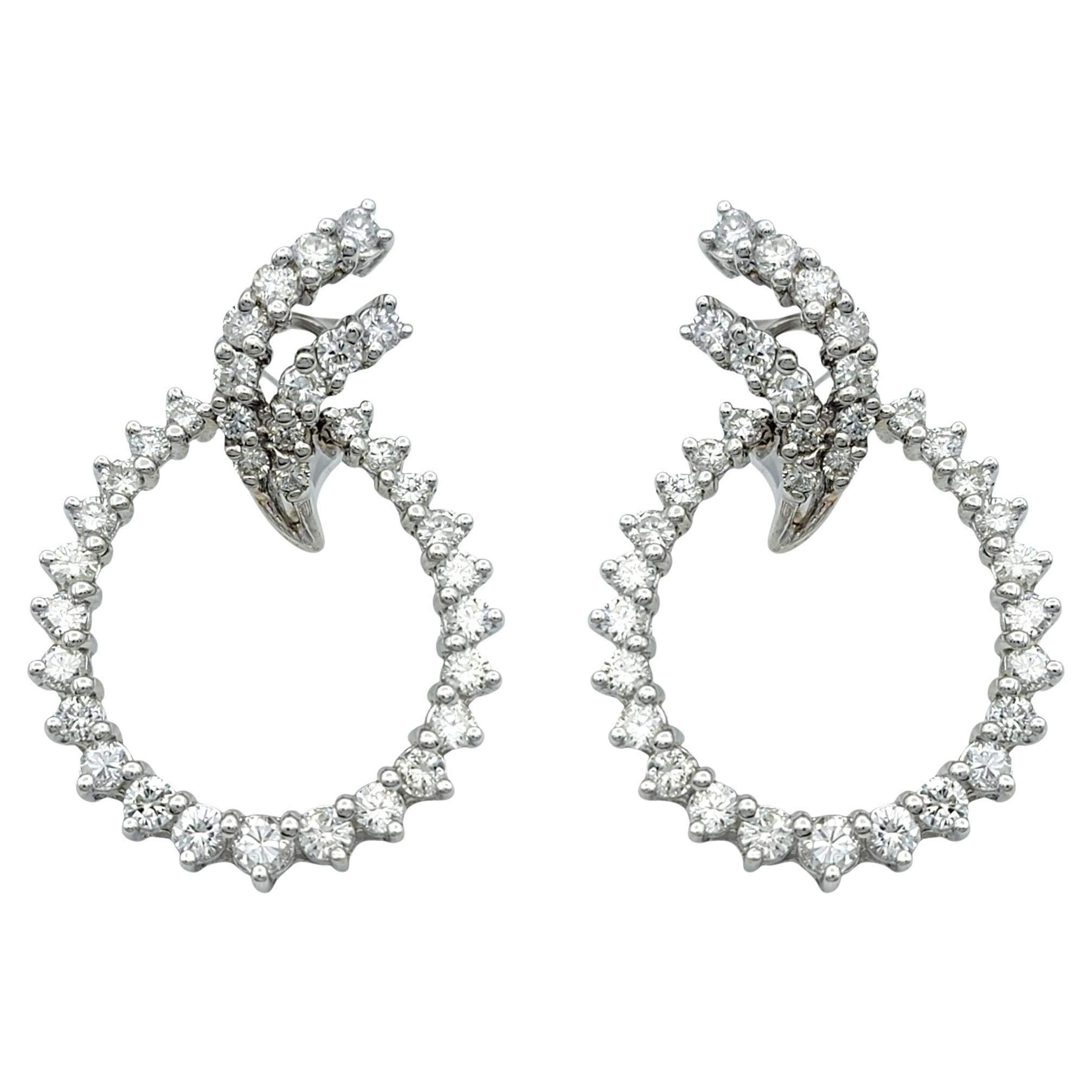 Pendientes con clip de círculo abierto de diamante redondo en oro blanco pulido de 14 quilates en venta