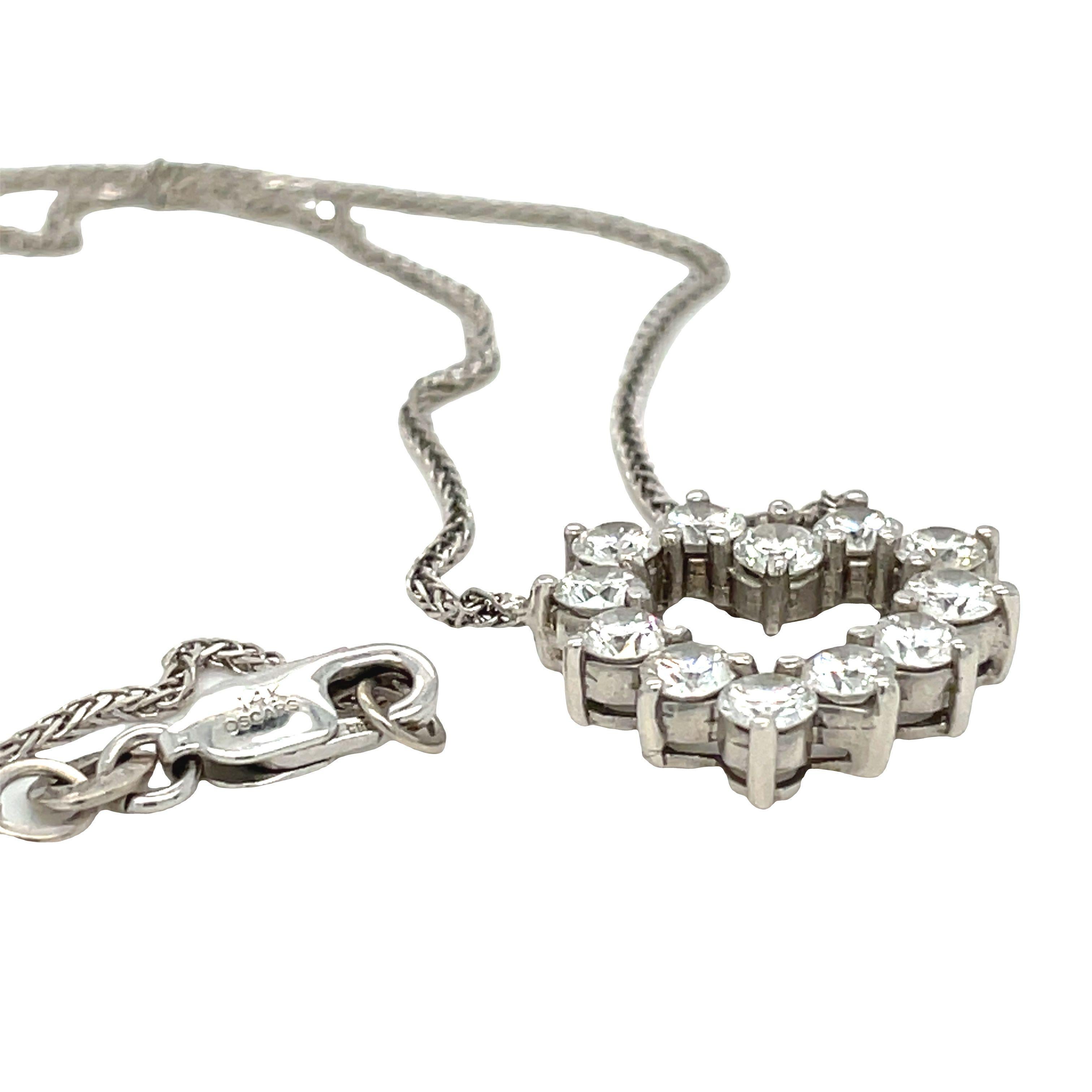 Collier en or blanc 14K avec pendentif en forme de coeur ouvert et diamants ronds Excellent état - En vente à beverly hills, CA