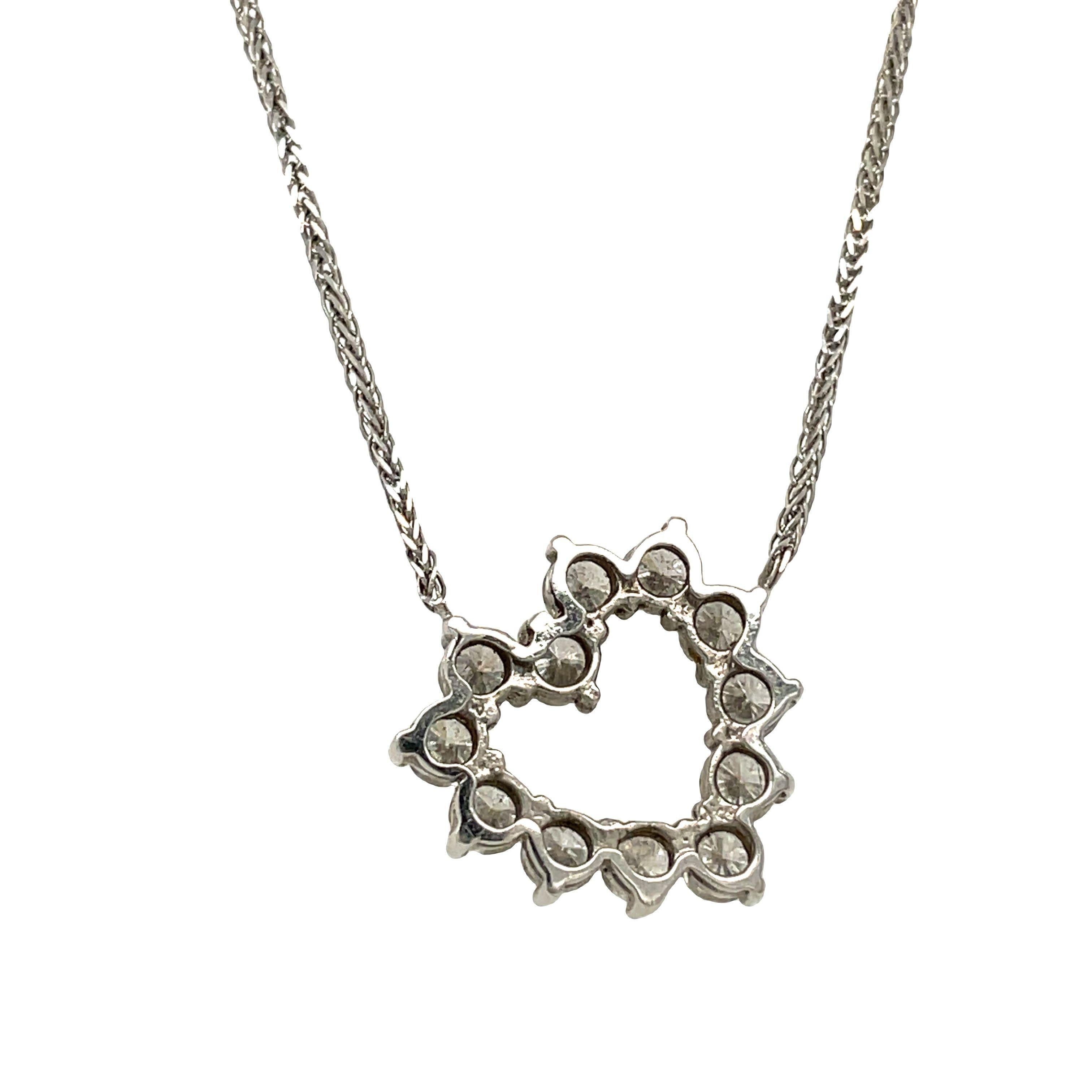 Collier en or blanc 14K avec pendentif en forme de coeur ouvert et diamants ronds en vente 2