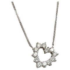 Collier en or blanc 14K avec pendentif en forme de coeur ouvert et diamants ronds