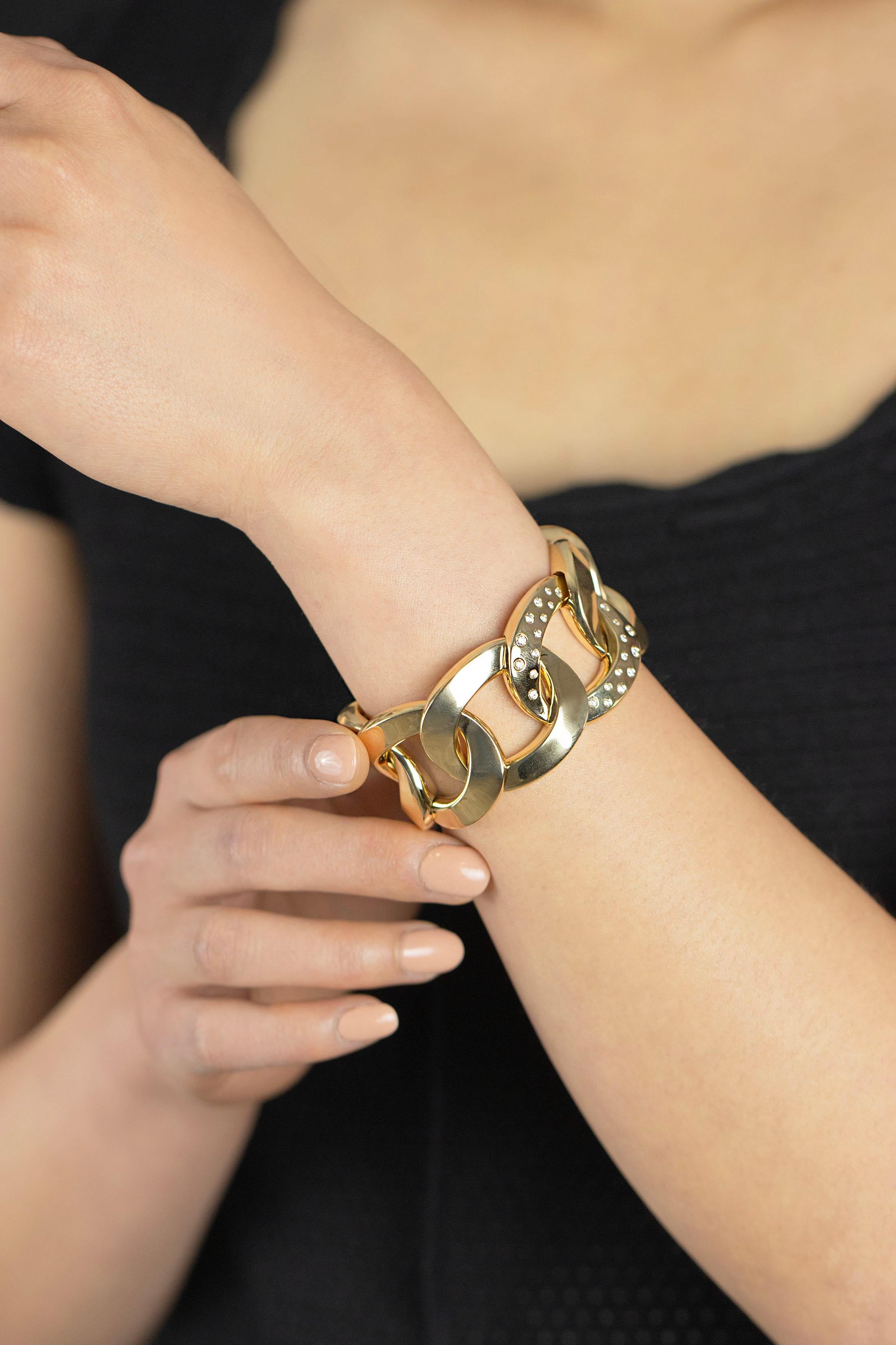 Round Diamond Open-Work Yellow Gold Large Bangle Bracelet In New Condition In New York, NY