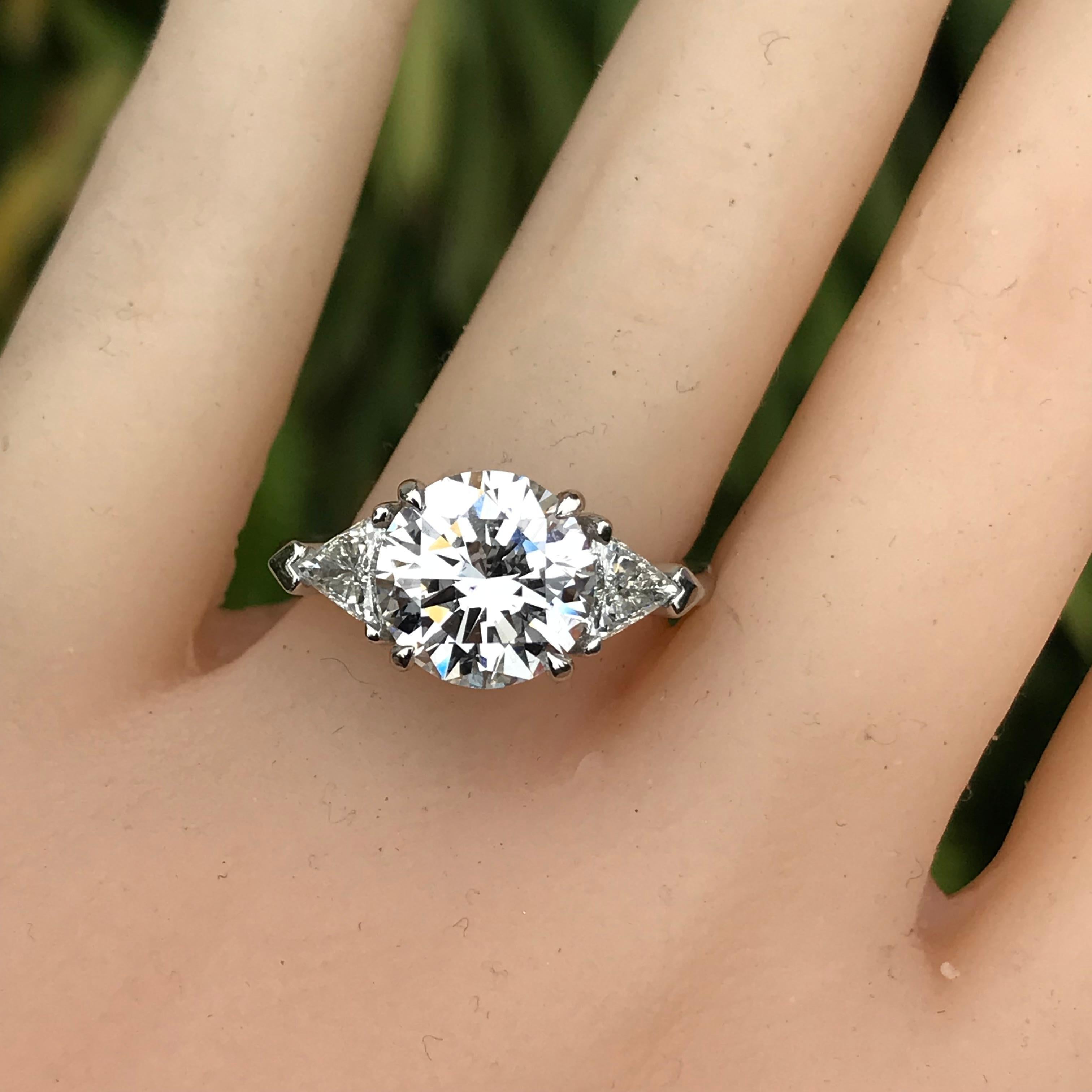 Runder Diamant- oder Hochzeits-Verlobungsring, 3,2 Karat, dreisteiniger Ring (Rundschliff) im Angebot