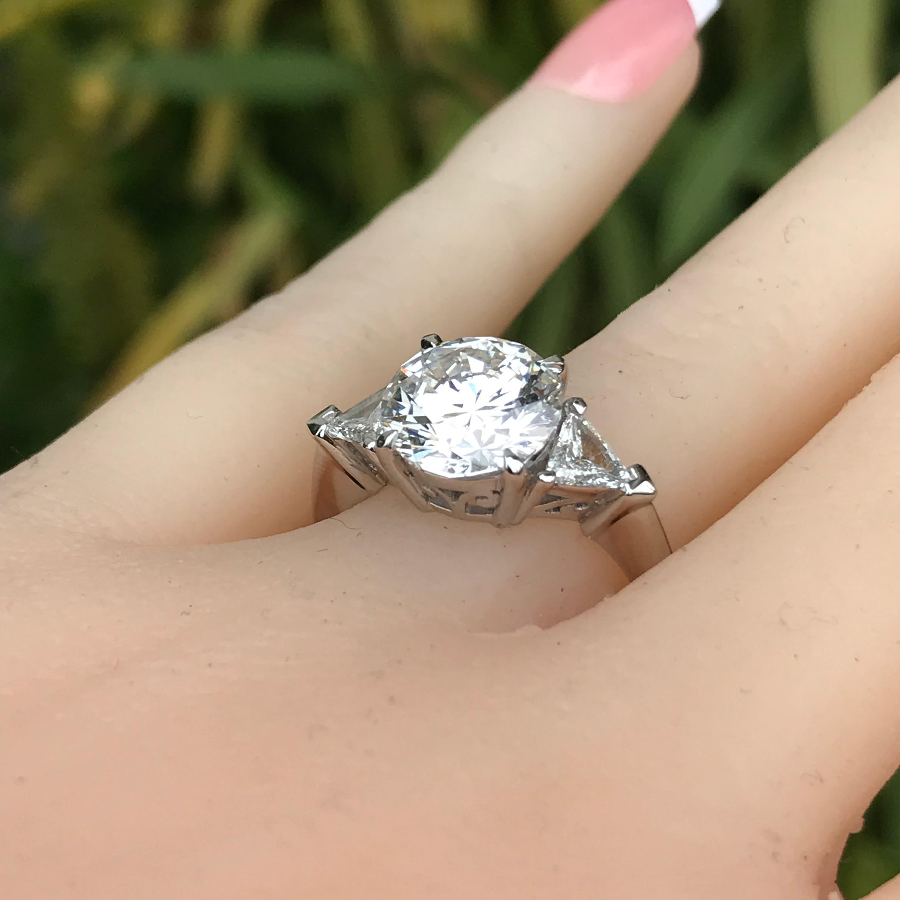 Runder Diamant- oder Hochzeits-Verlobungsring, 3,2 Karat, dreisteiniger Ring im Zustand „Neu“ im Angebot in West Hollywood, CA