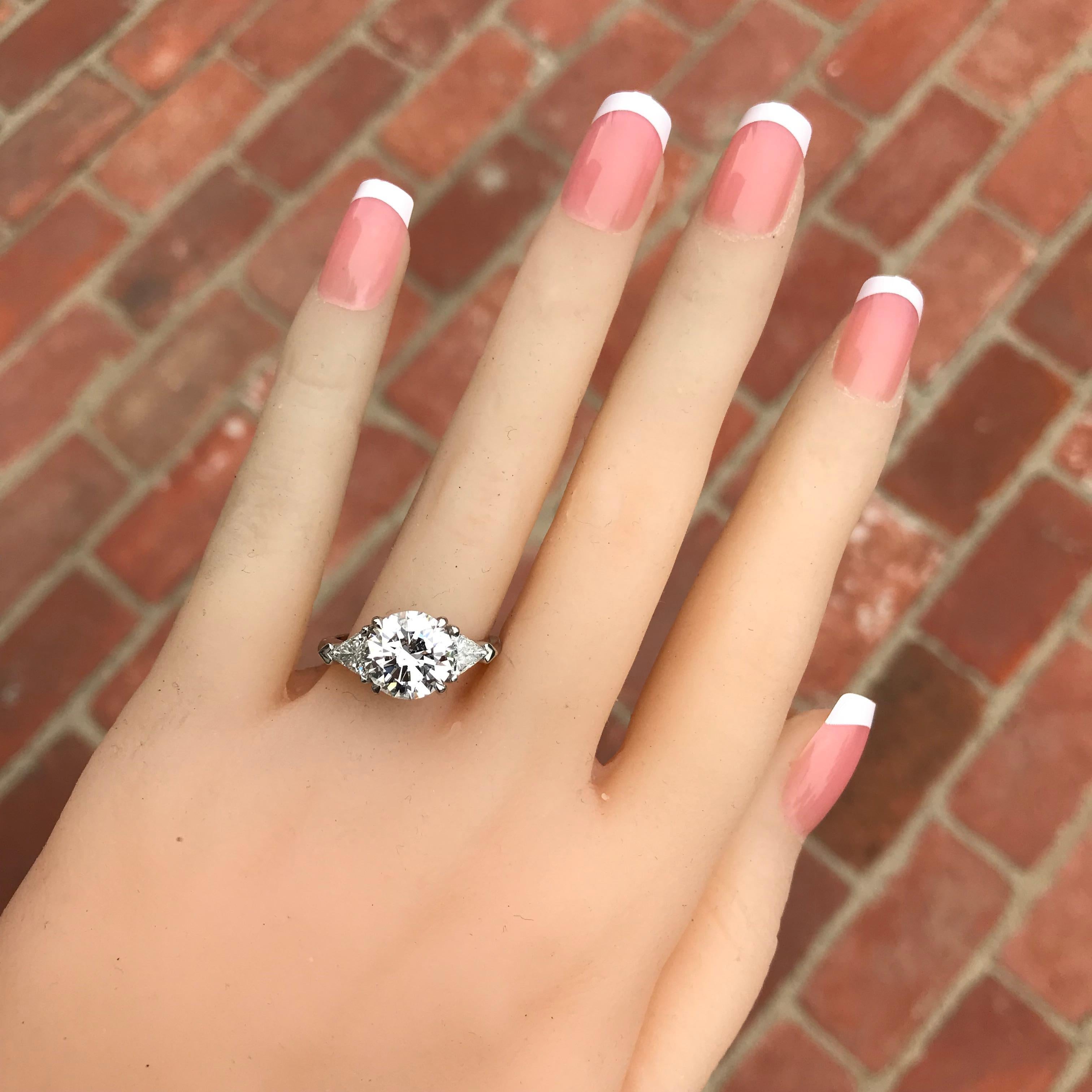 Runder Diamant- oder Hochzeits-Verlobungsring, 3,2 Karat, dreisteiniger Ring Damen im Angebot