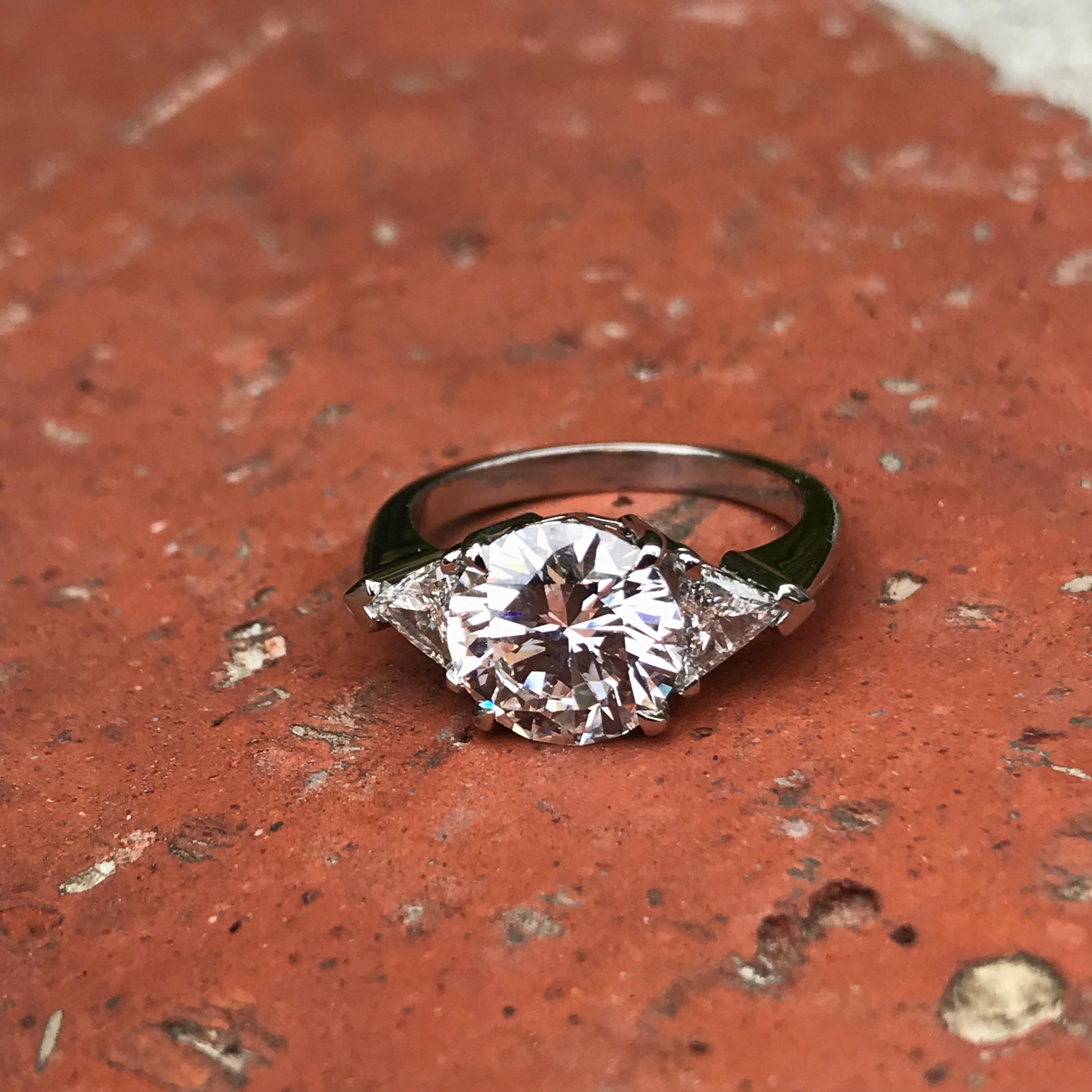 Runder Diamant- oder Hochzeits-Verlobungsring, 3,2 Karat, dreisteiniger Ring im Angebot 1