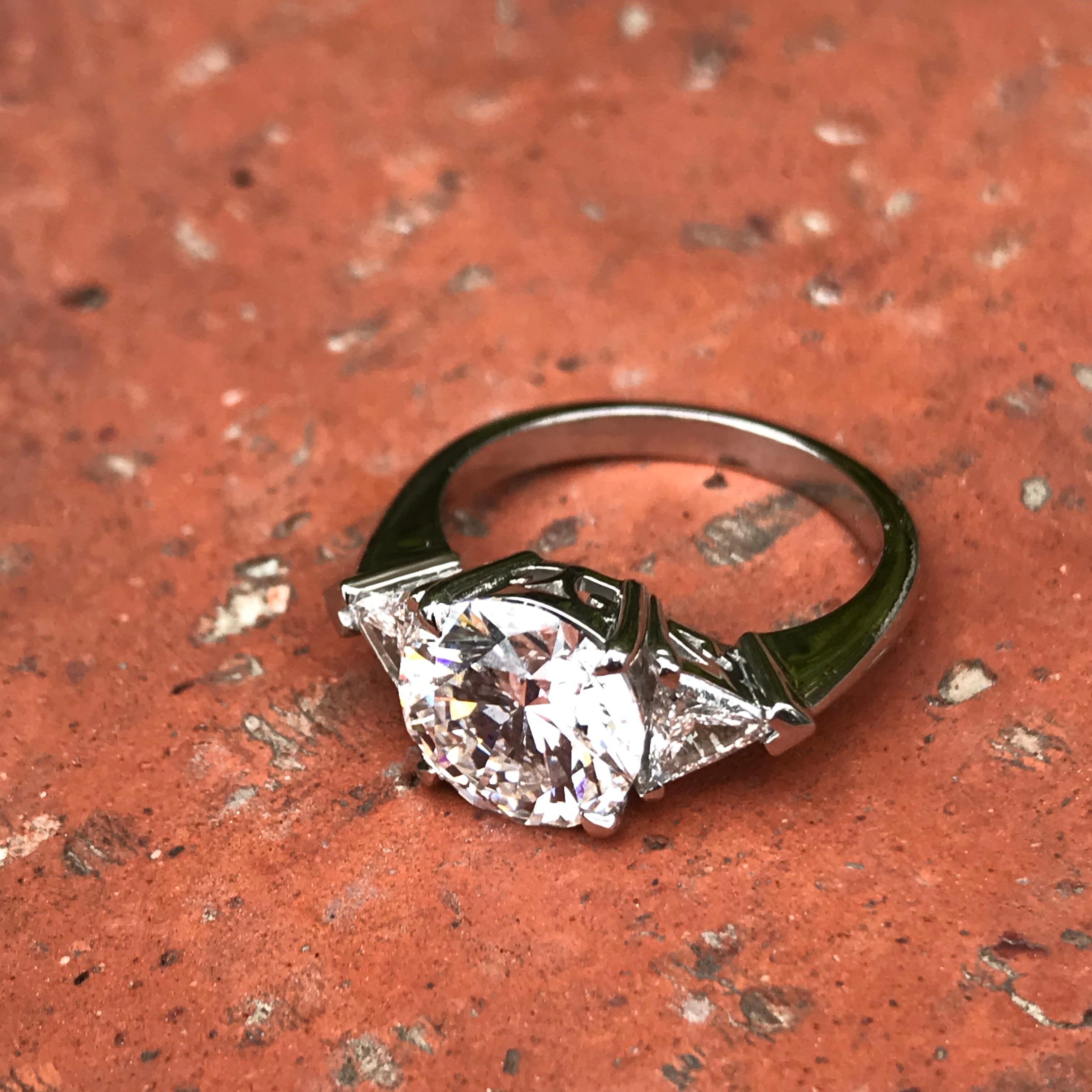 Runder Diamant- oder Hochzeits-Verlobungsring, 3,2 Karat, dreisteiniger Ring im Angebot 2