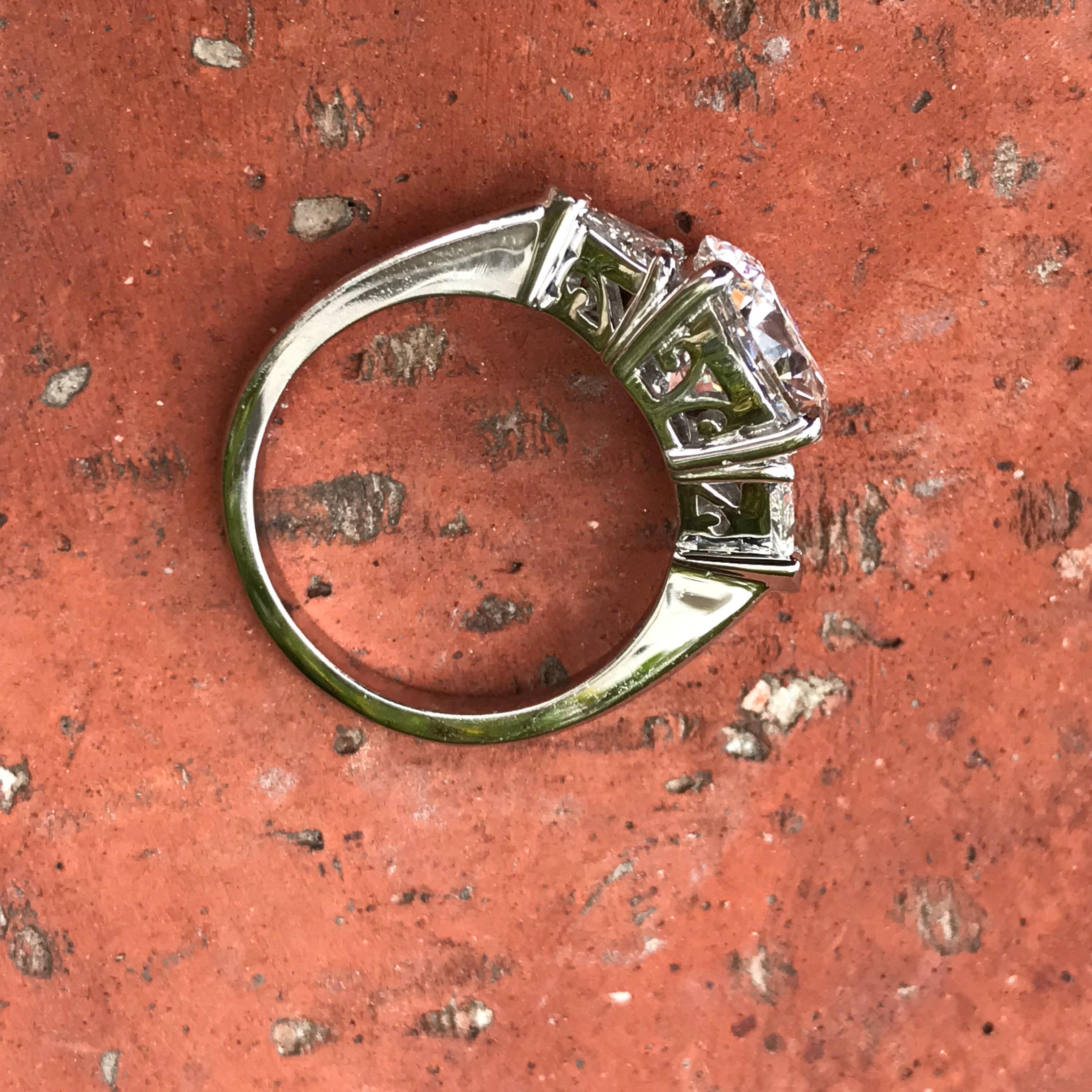Runder Diamant- oder Hochzeits-Verlobungsring, 3,2 Karat, dreisteiniger Ring im Angebot 3