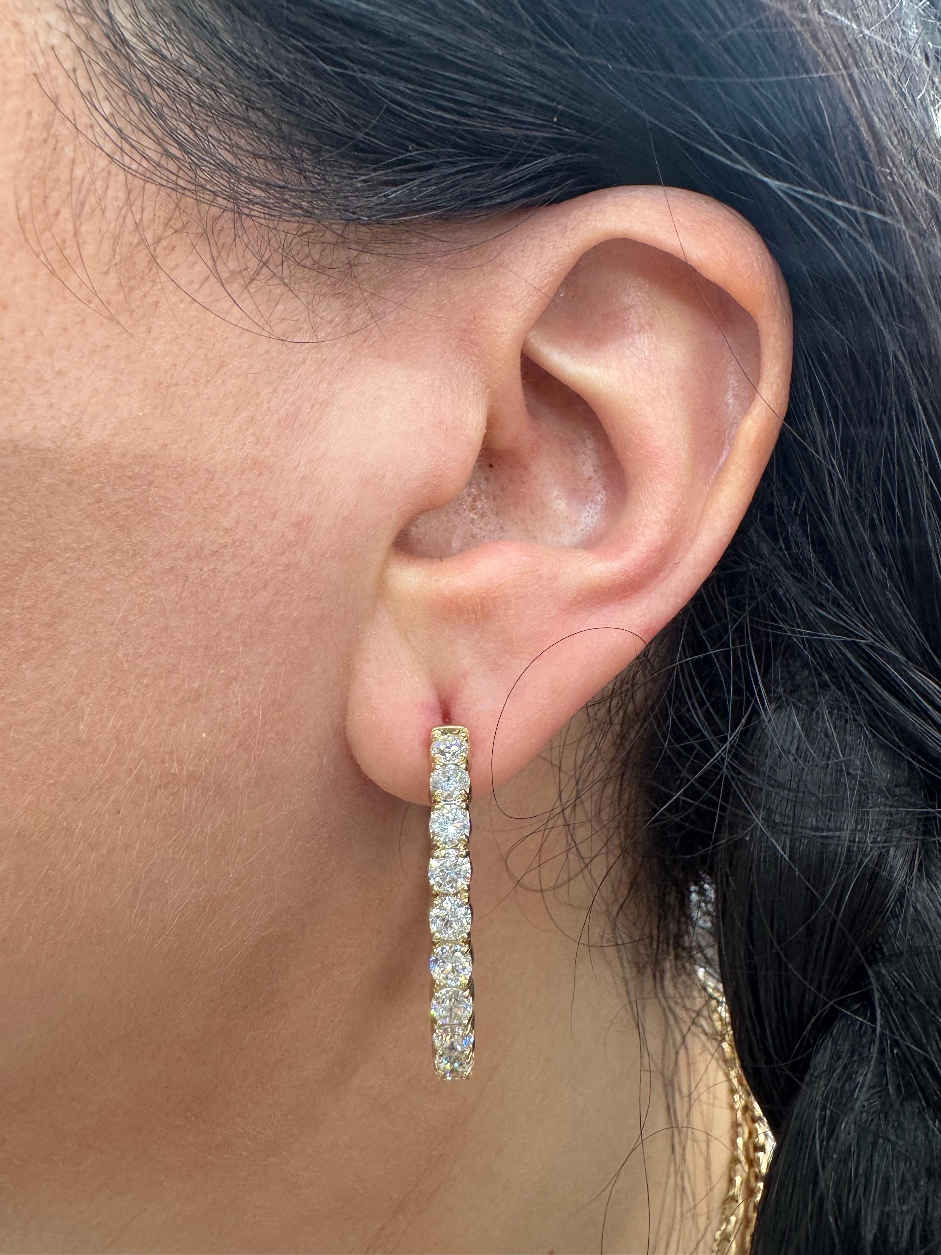 Superbe paire de boucles d'oreilles en or 14 carats, mettant en valeur un total de 36 diamants éblouissants de couleur G-H et de pureté VS1-VS2. Ces pierres méticuleusement assorties, d'une taille moyenne de 0,14 carat chacune, sont élégamment