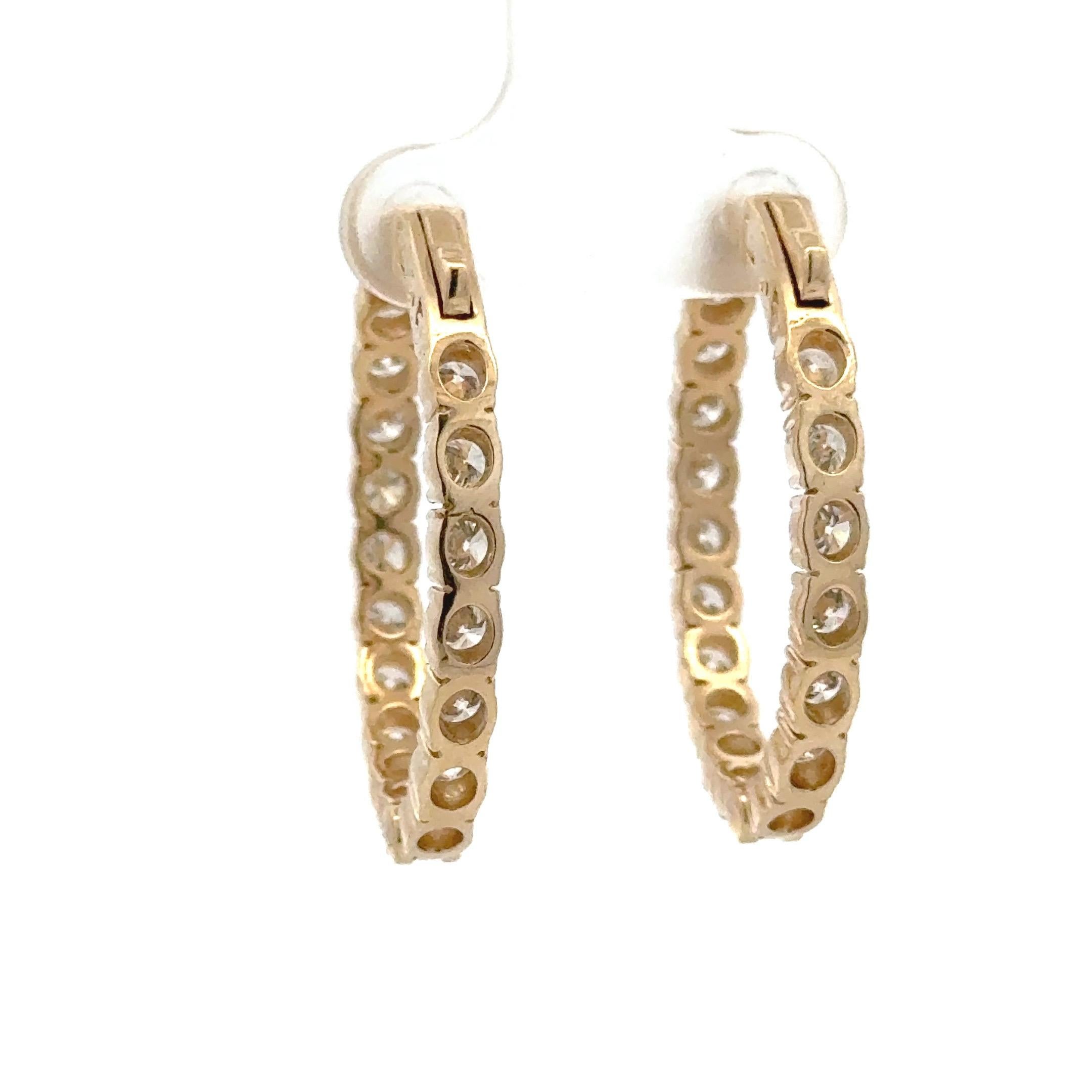 Boucles d'oreilles diamant rond de forme ovale 5.09 Carats 14KT Gold Average 0.14 CTS en vente 1