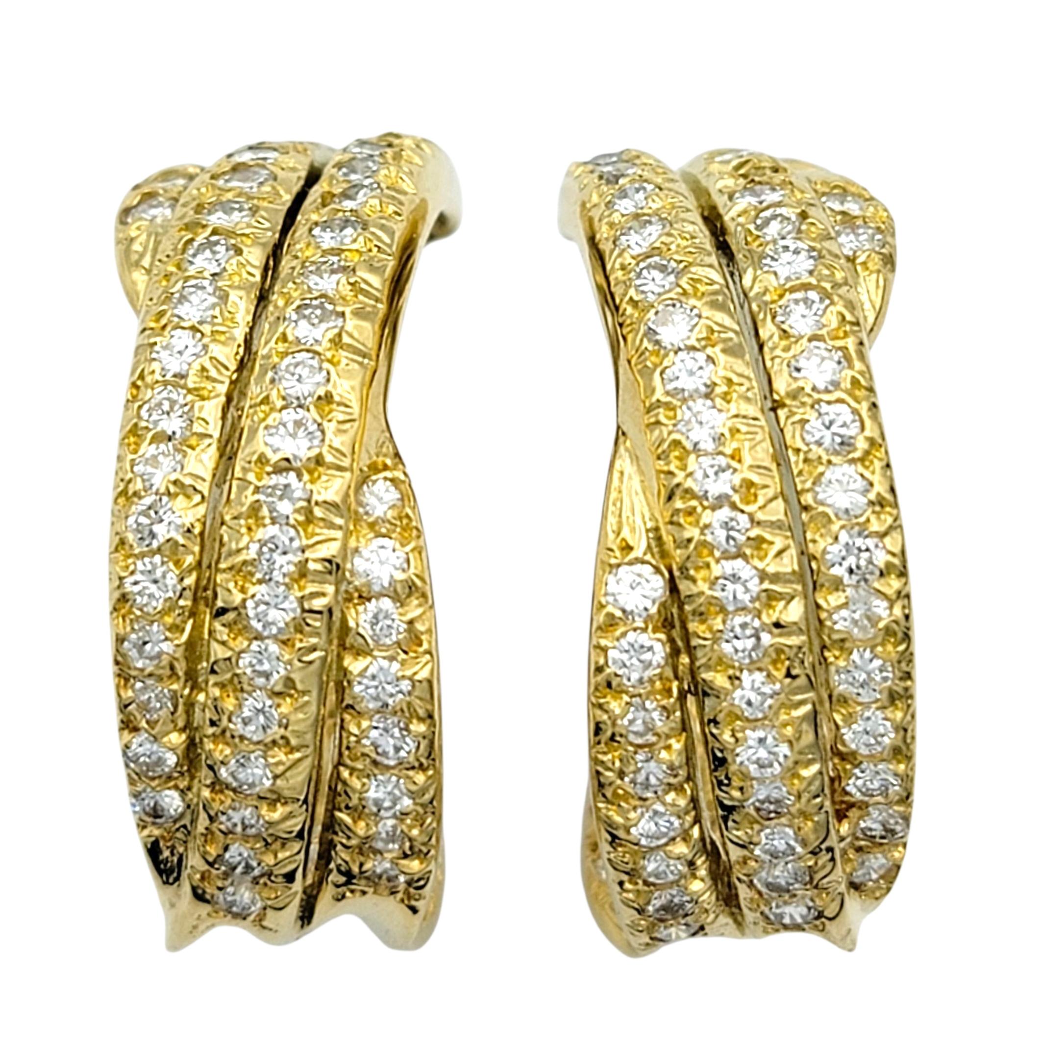 Questi splendidi orecchini di diamanti sono caratterizzati da diamanti rotondi taglio brillante, splendidamente incastonati in oro giallo 18 carati. Con 132 diamanti scintillanti in totale, il design irradia eleganza e brillantezza da ogni