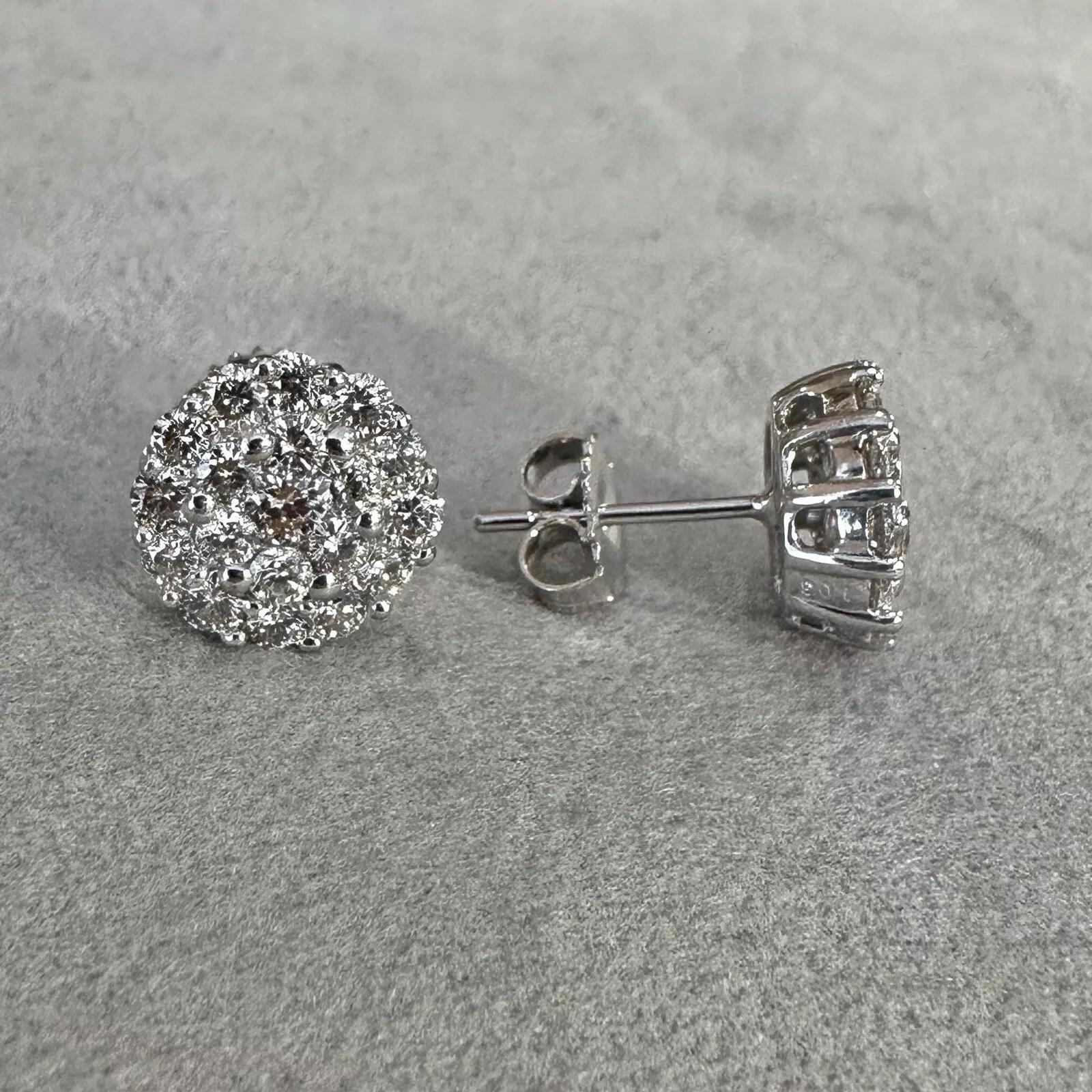 Taglio rotondo Orecchini a perno con diamanti rotondi e pavé di 2,06 carati di peso totale in oro bianco 14k in vendita