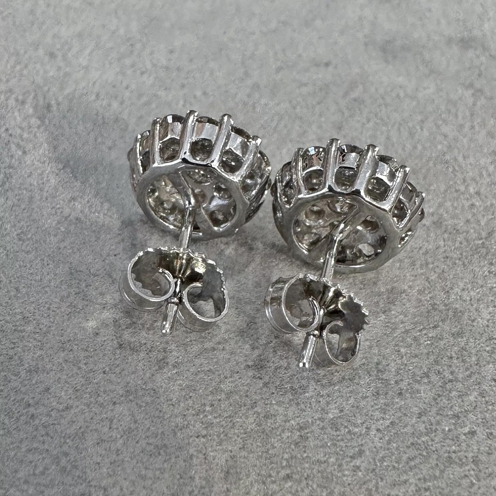 Orecchini a perno con diamanti rotondi e pavé di 2,06 carati di peso totale in oro bianco 14k In condizioni ottime in vendita a La Jolla, CA