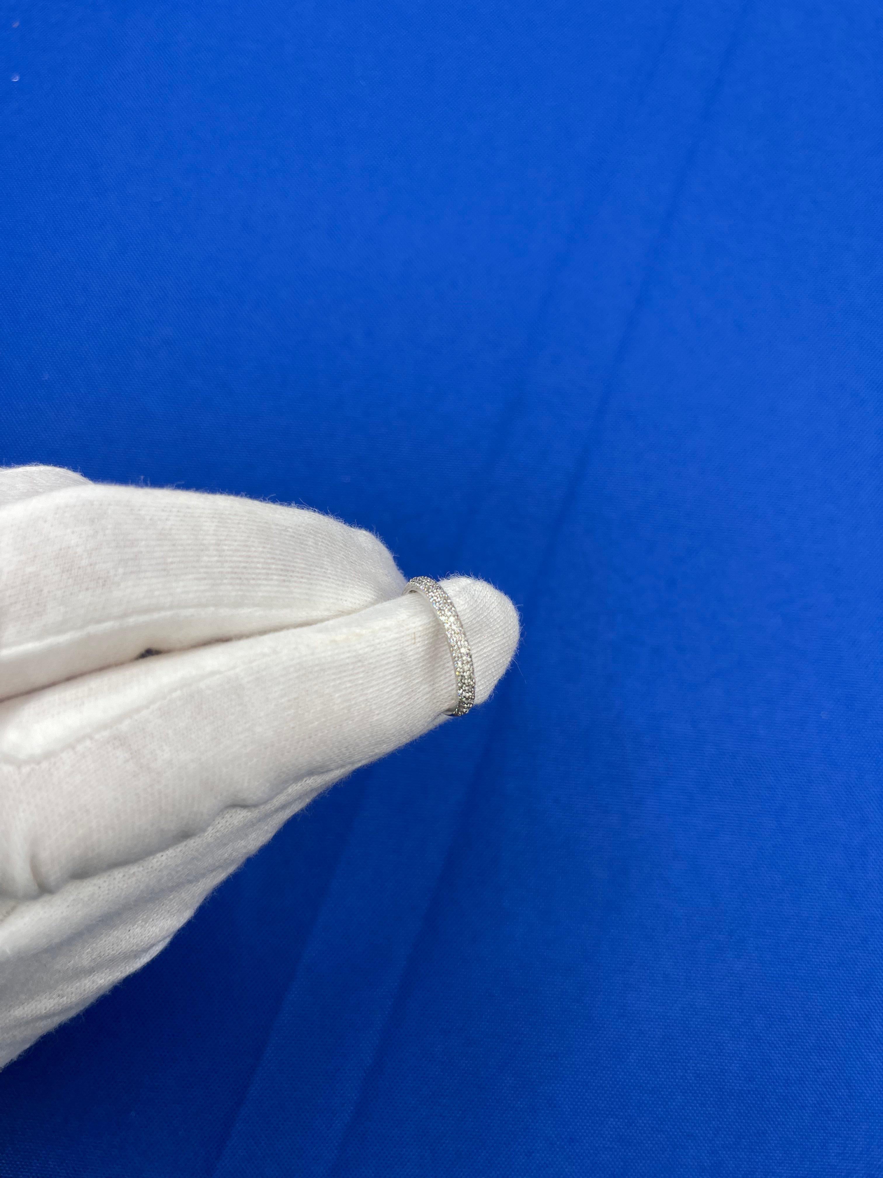 Anello rotondo con pavé di diamanti, sottile e impilabile, in oro bianco 18 carati In condizioni Nuovo in vendita a Oakton, VA