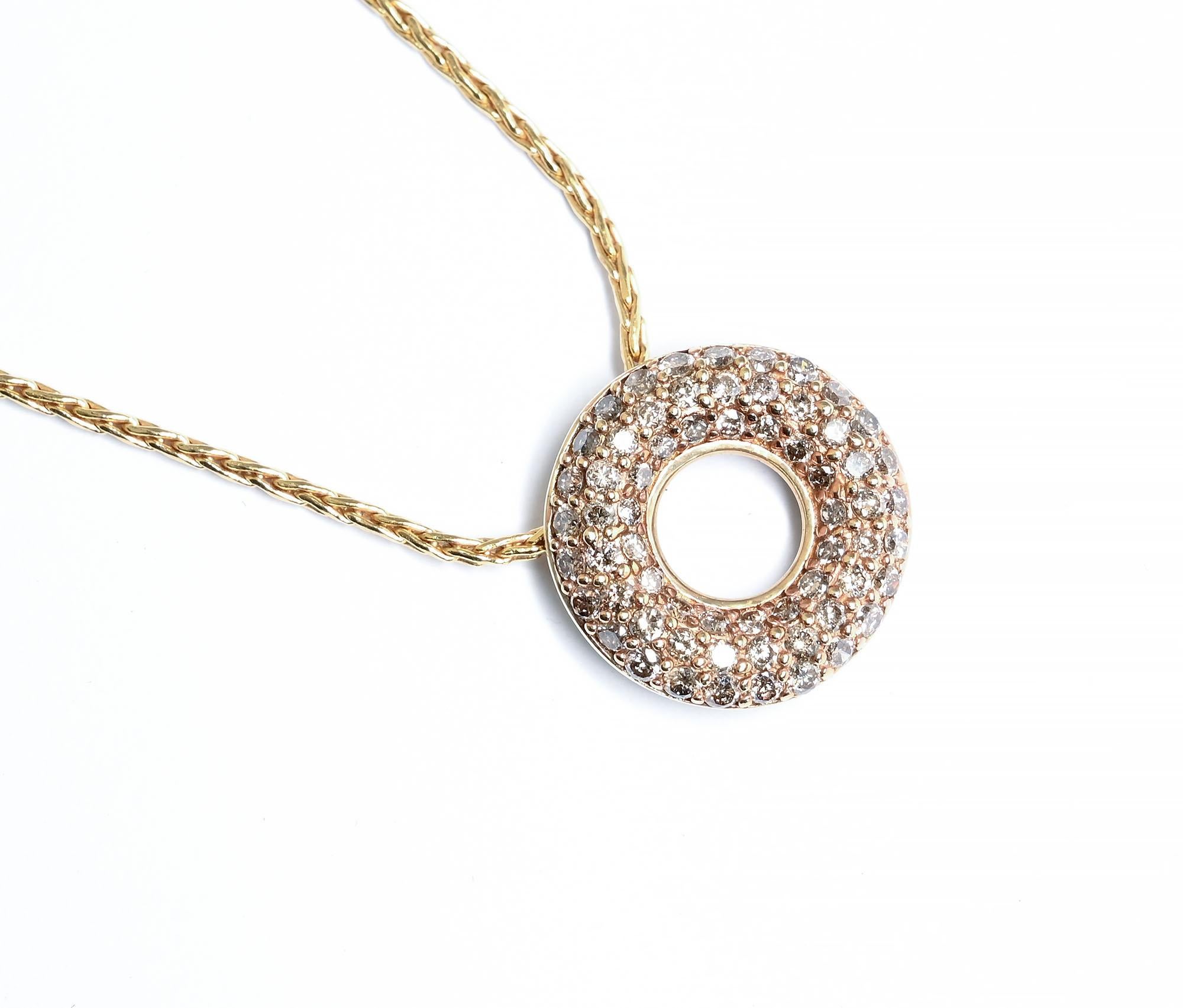 Taille ronde Collier à pendentif diamant rond en vente