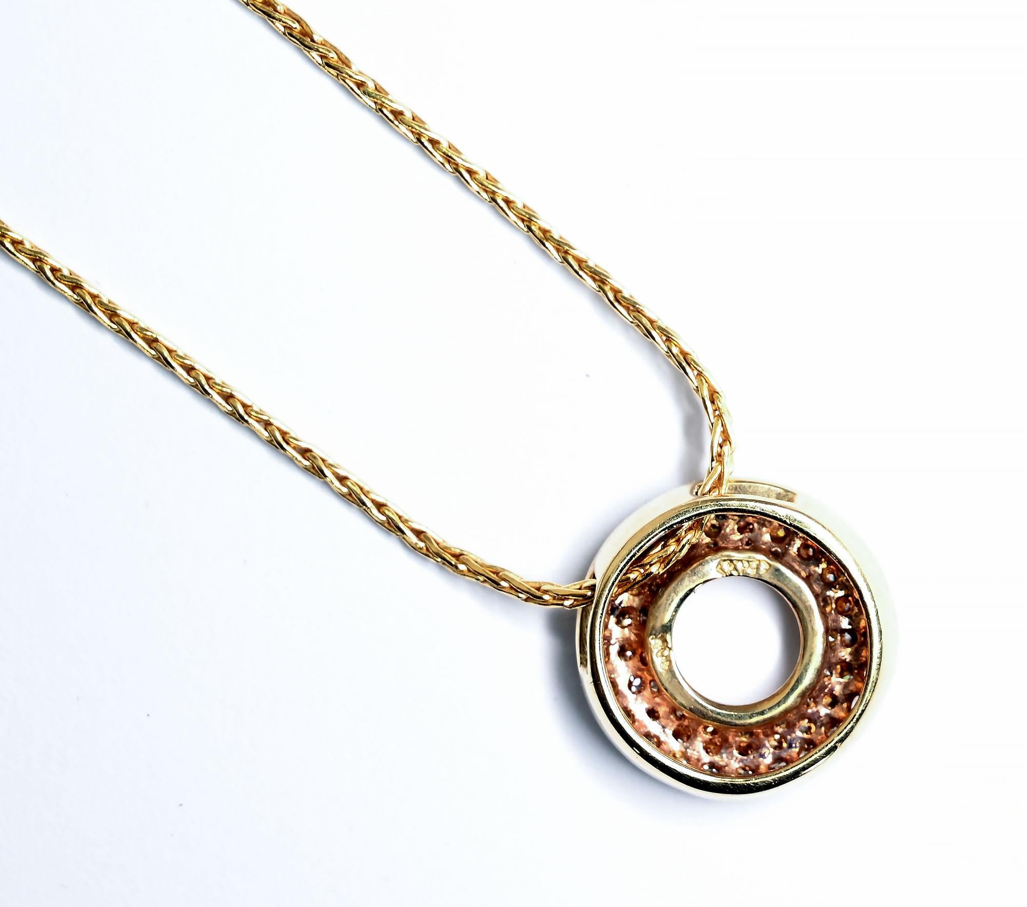 Round Diamond Pendant Necklace In Excellent Condition For Sale In Darnestown, MD