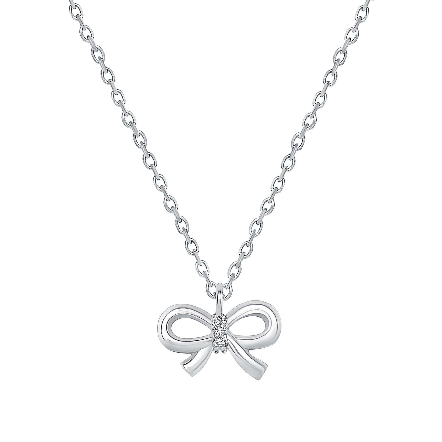 Una bellissima collana con ciondolo a nastro ornata da piccoli diamanti naturali a taglio rotondo con incastonatura a forchetta. Un regalo premuroso per Anniversari, Compleanni, Lauree, San Valentino e Feste per una persona che ami.

Informazioni